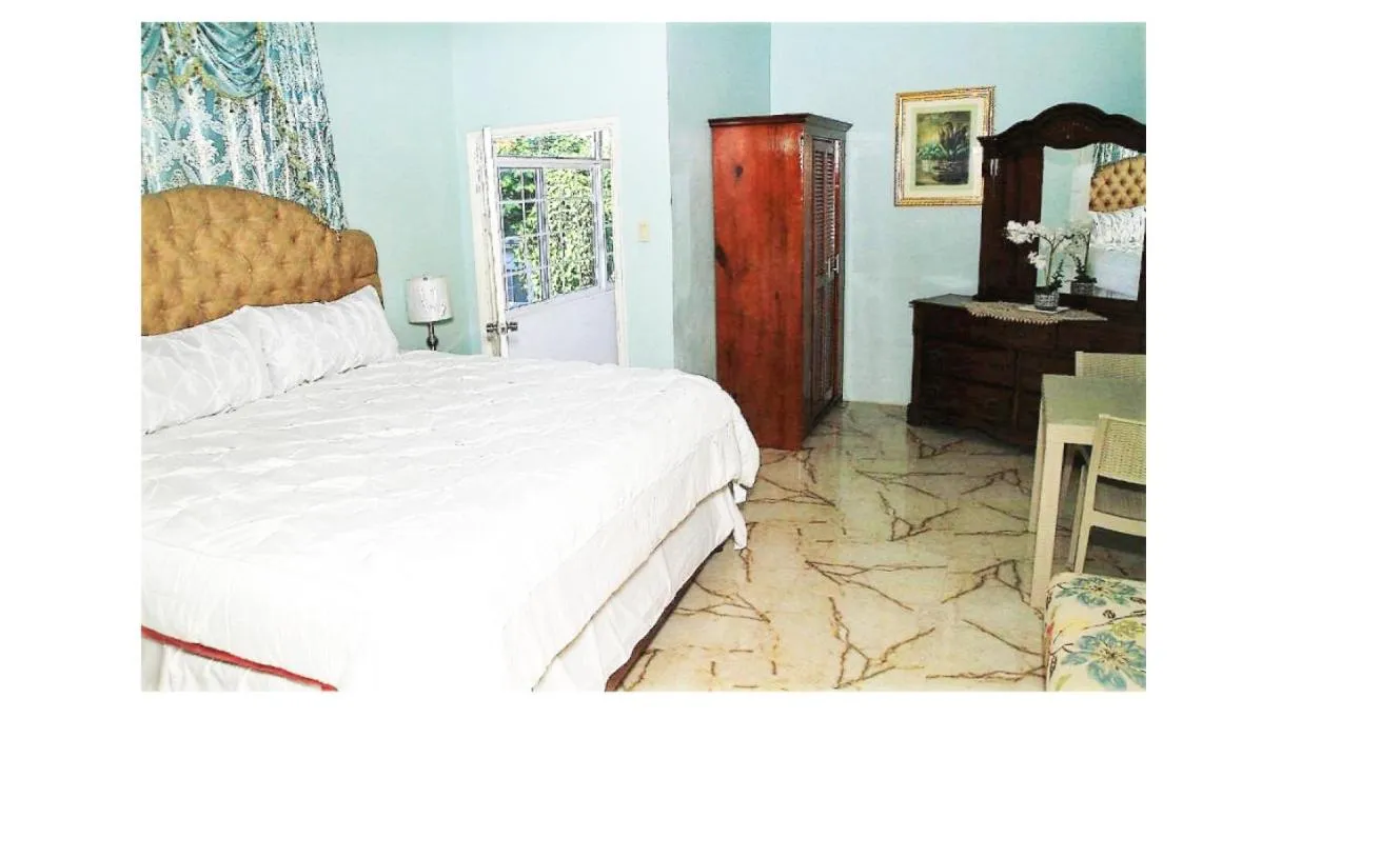 Bed in Dela de-Rose Guest House Negril Jamaica