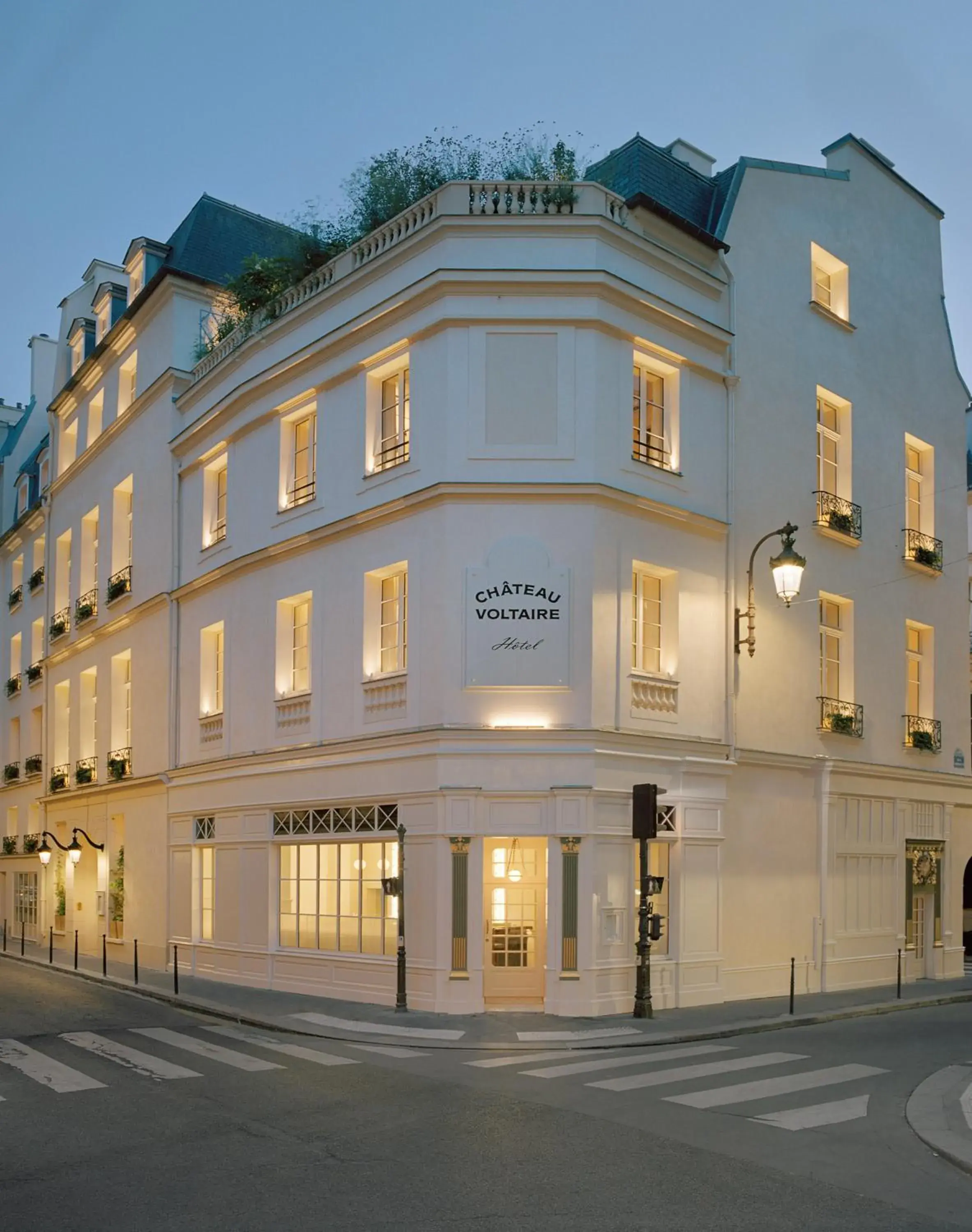 Property building in Château Voltaire Property building in Château Voltaire