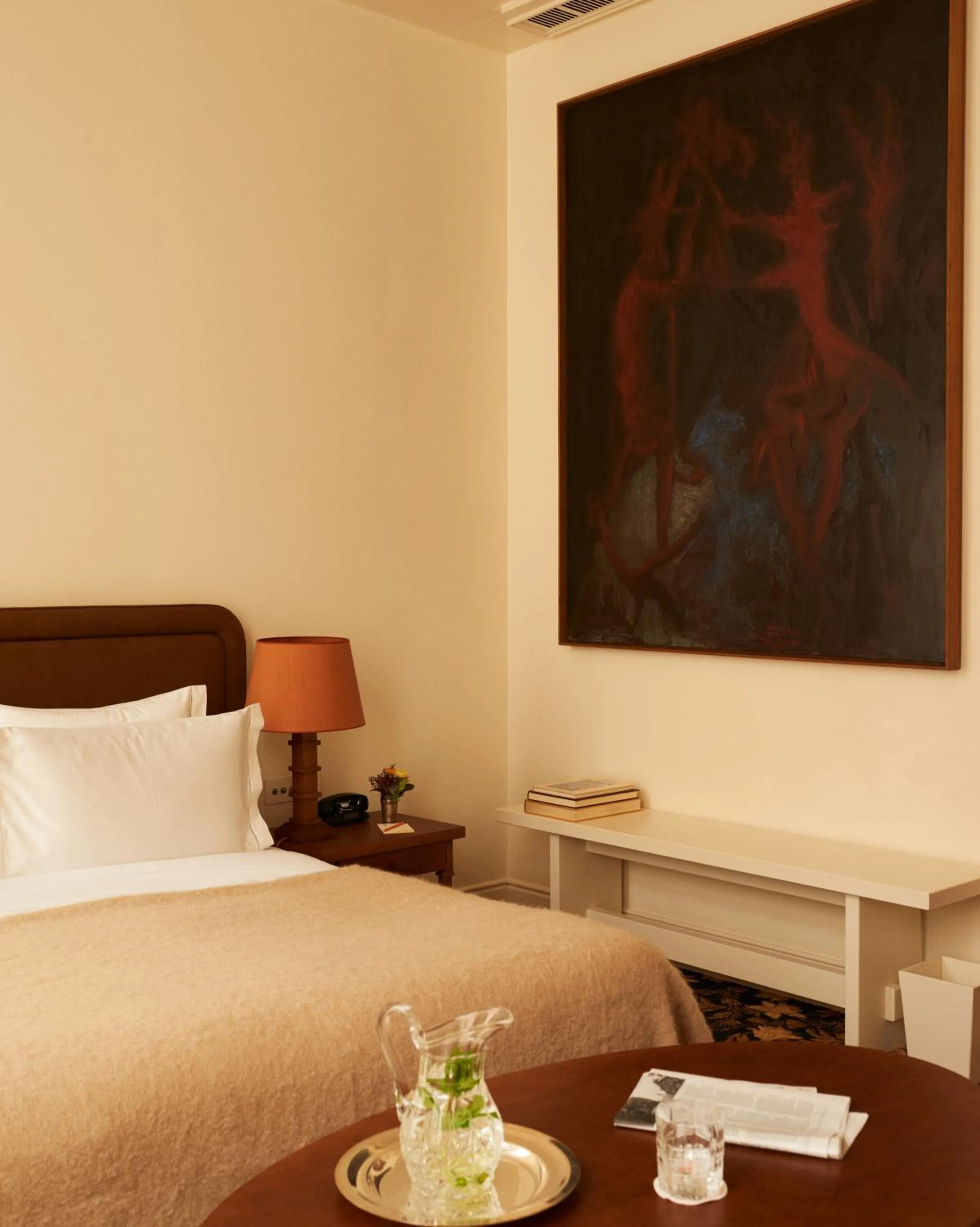 Photo of the whole room, Bed in Château Voltaire