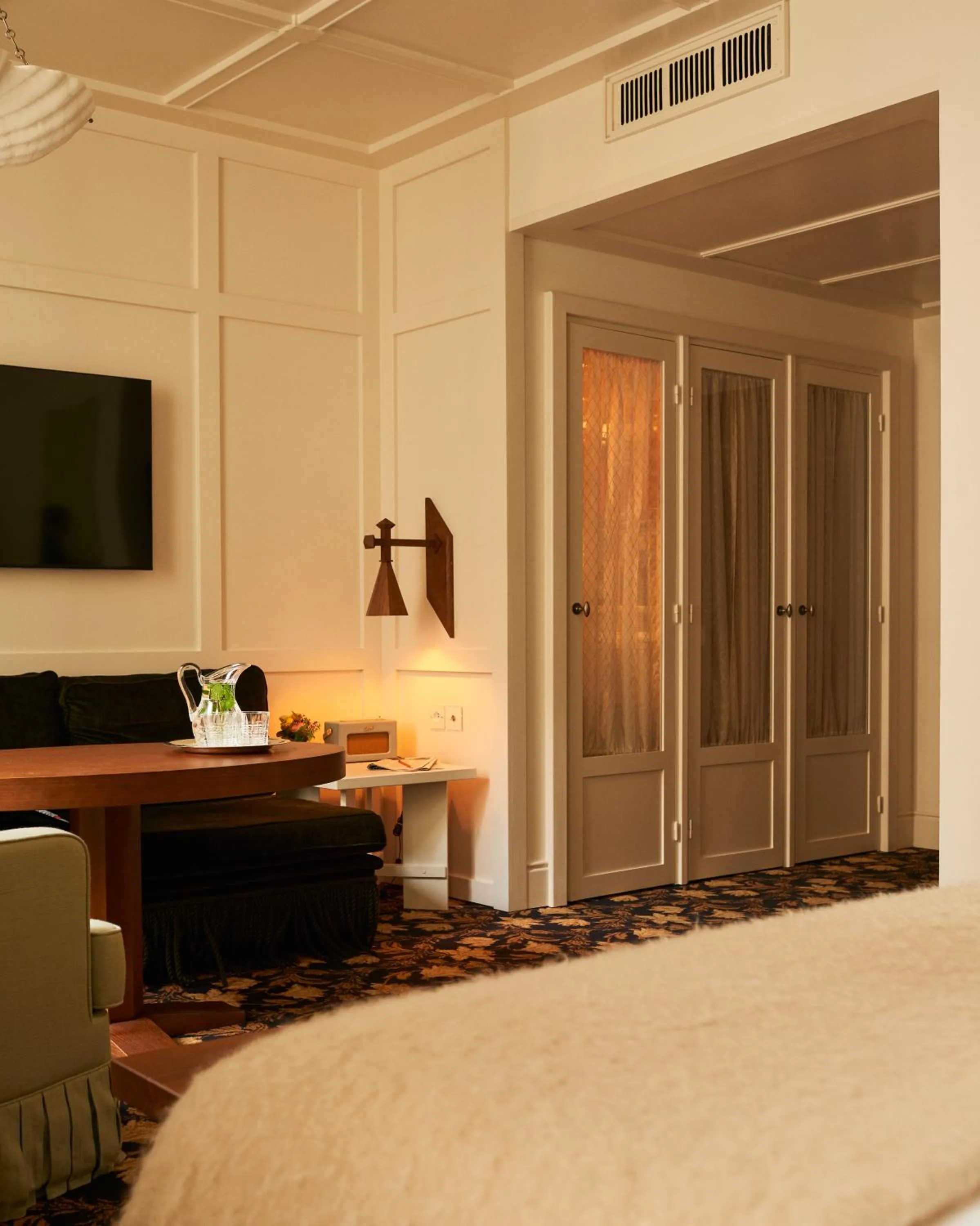 Seating area, Bed in Château Voltaire