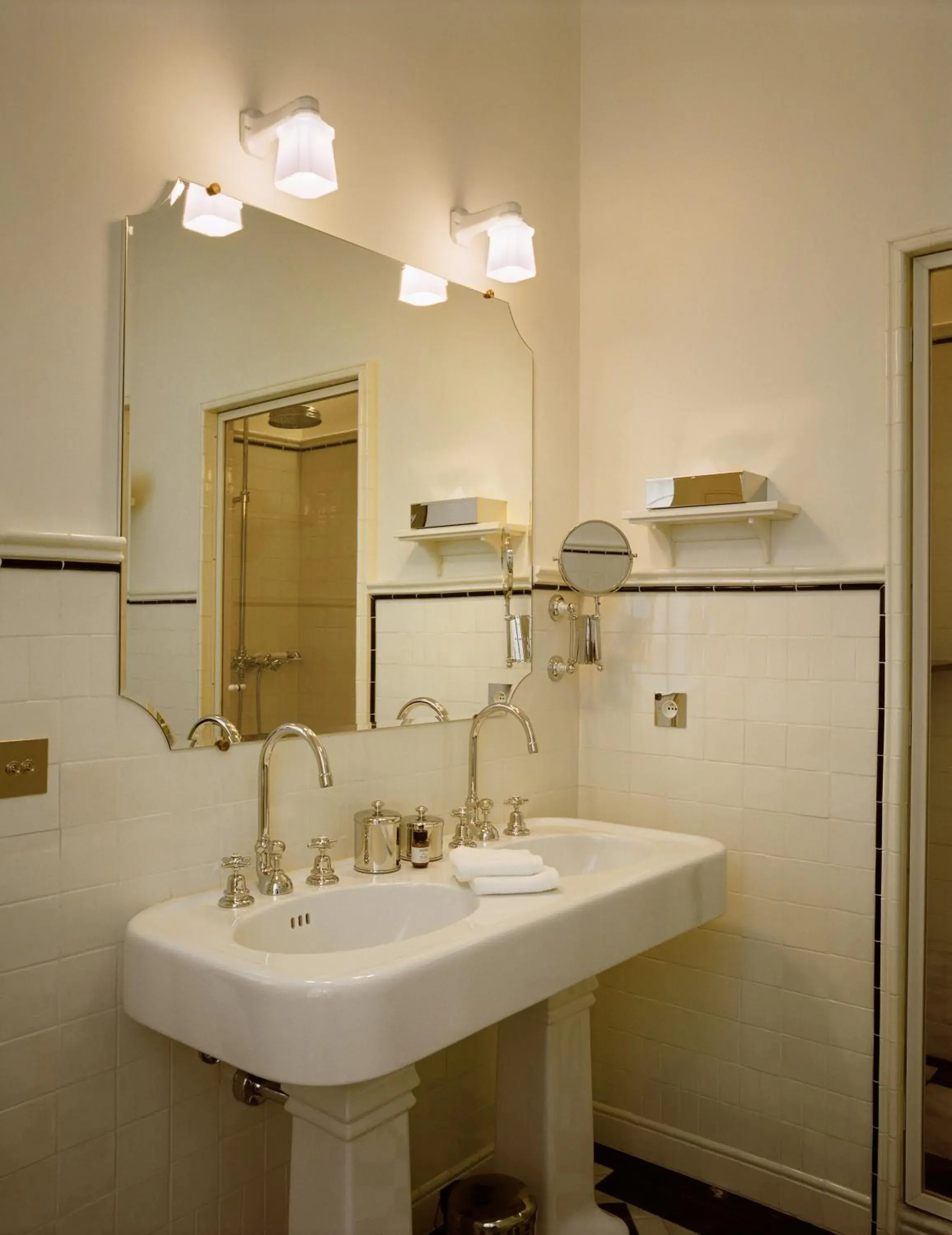 Bathroom in Château Voltaire Bathroom in Château Voltaire