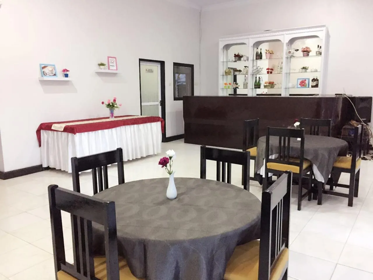 Restaurant/places to eat in Jambura Inn