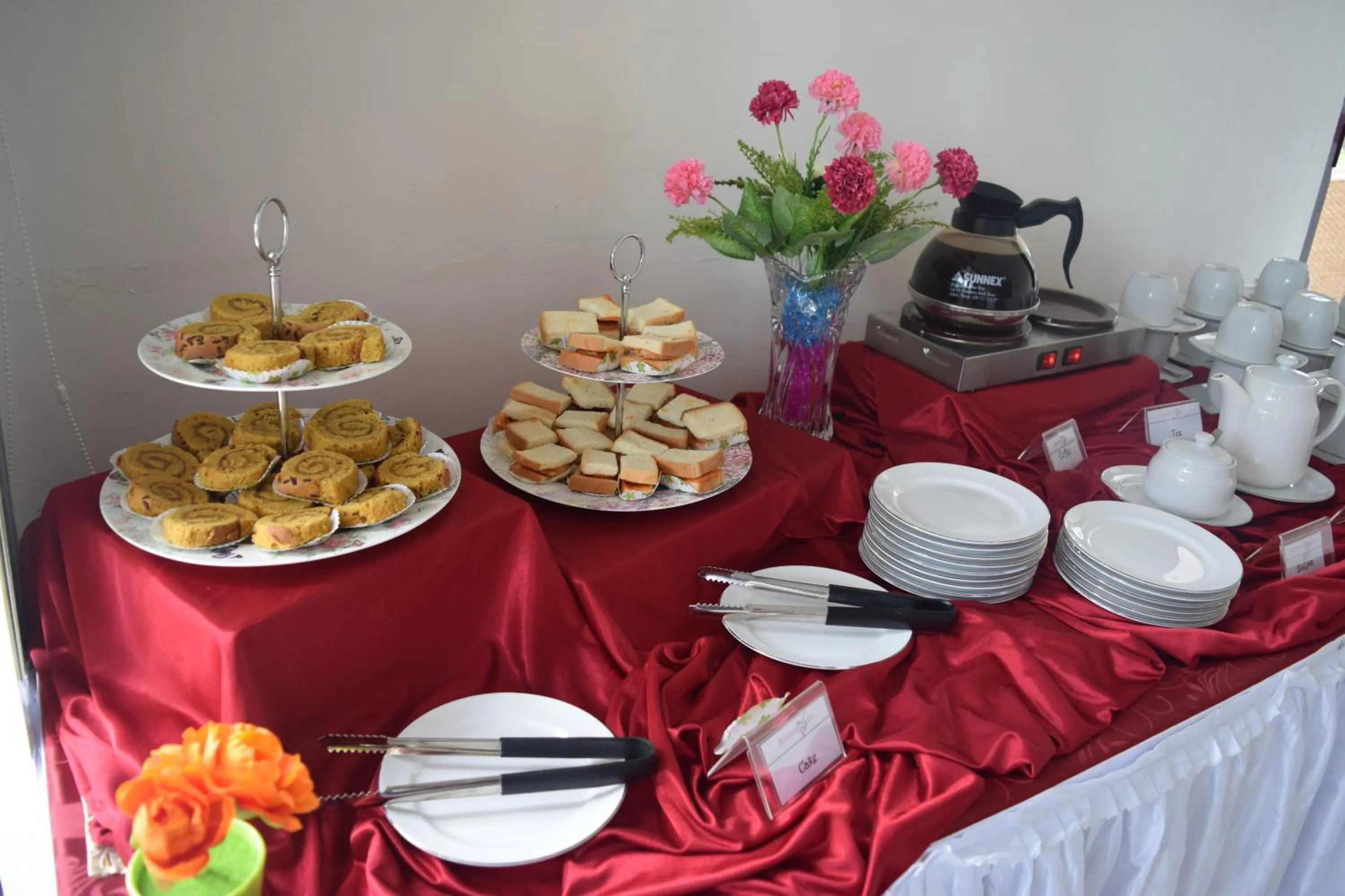 Coffee/tea facilities in Jambura Inn