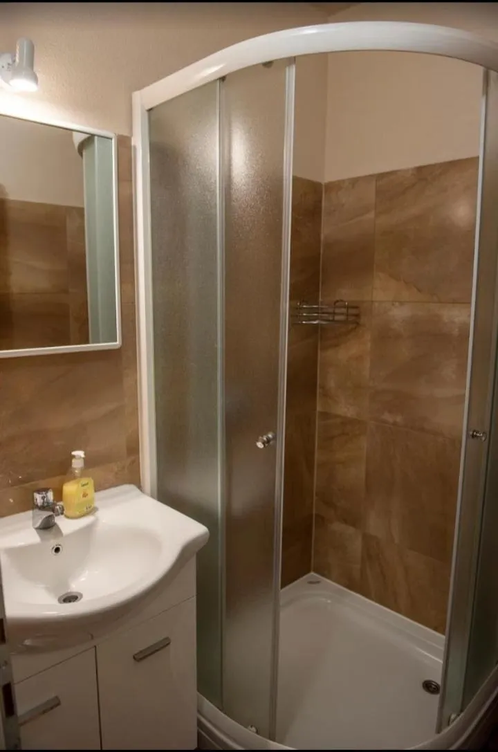 Shower in Pansion Eden