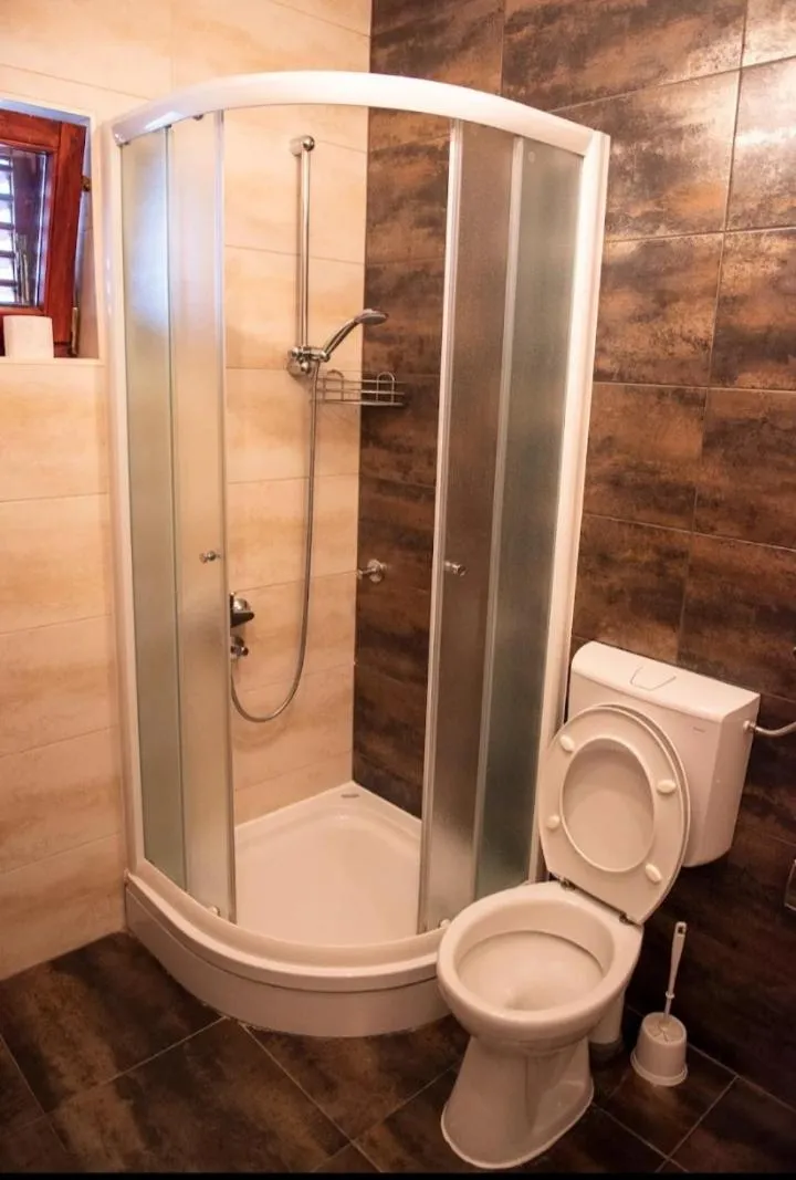 Shower in Pansion Eden