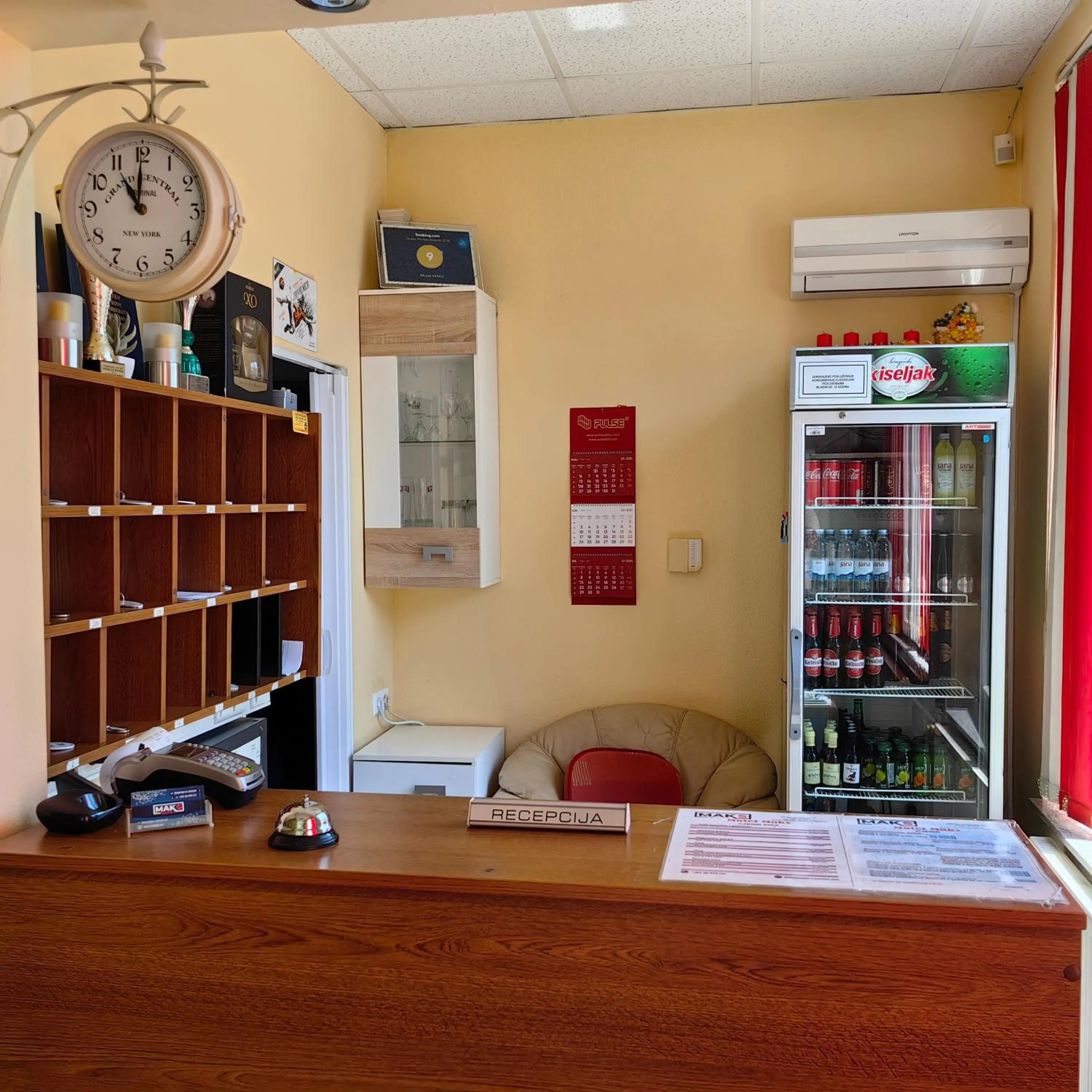 Drinks in Motel Maks