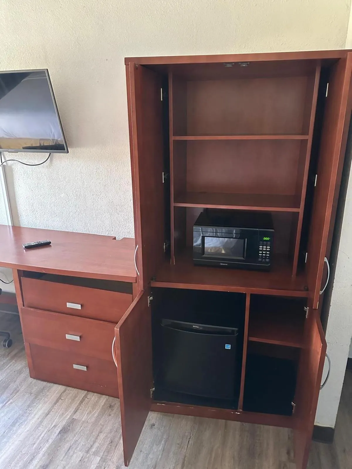 microwave in Park View Inn.