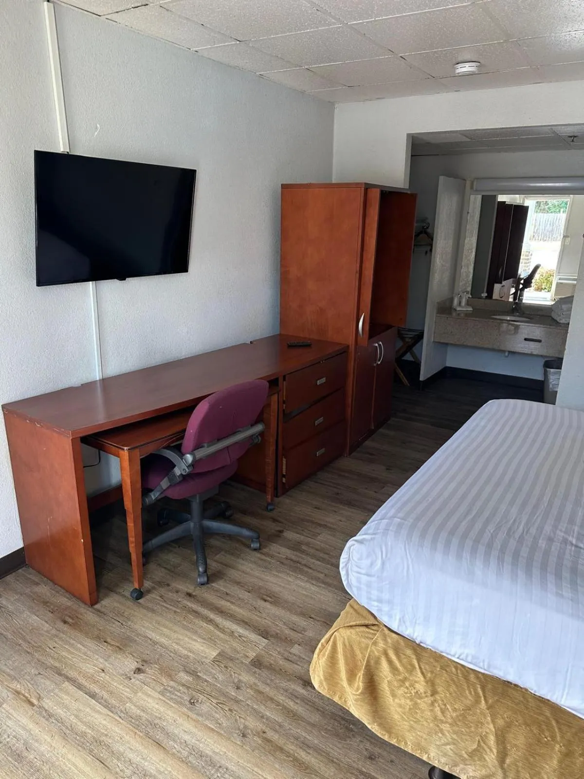 TV and multimedia, Bed in Park View Inn.