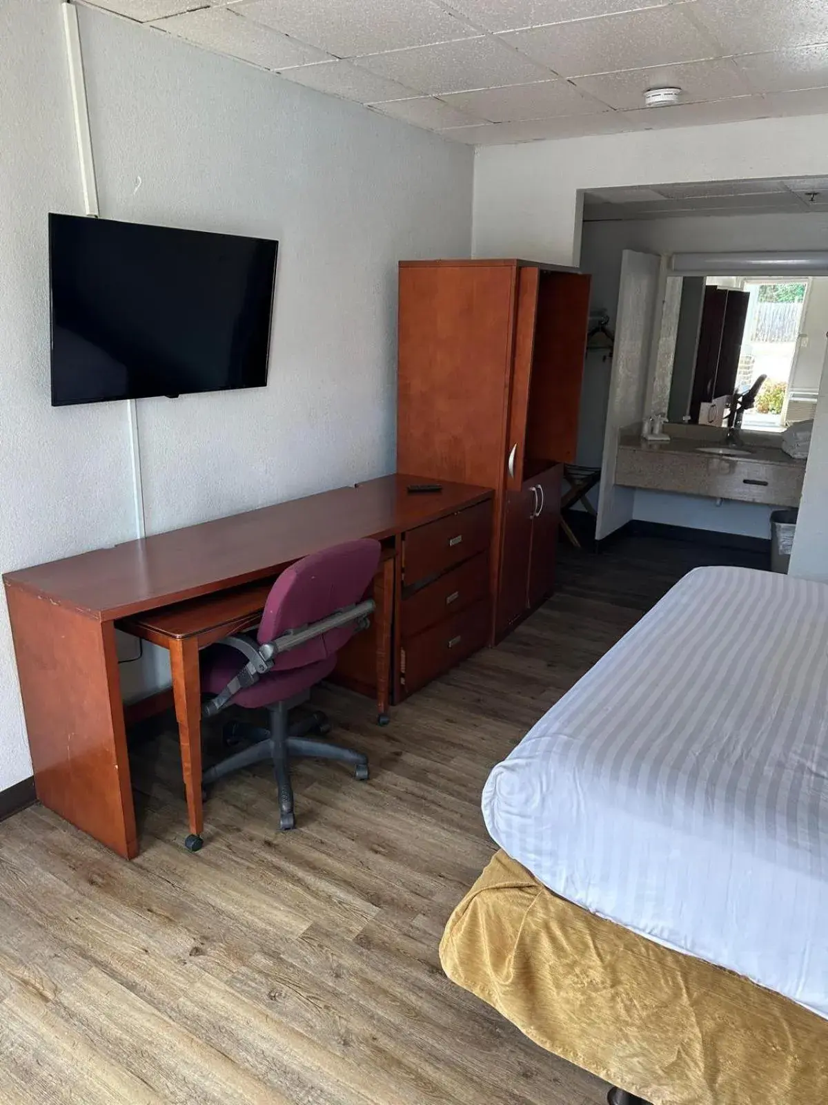 TV and multimedia, Bed in Park View Inn. TV and multimedia, Bed in Park View Inn.