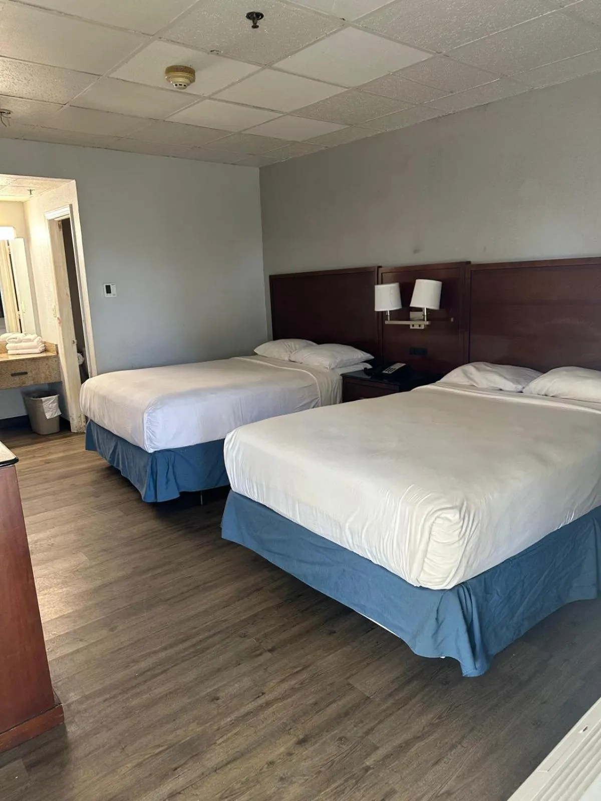 Photo of the whole room, Bed in Park View Inn.