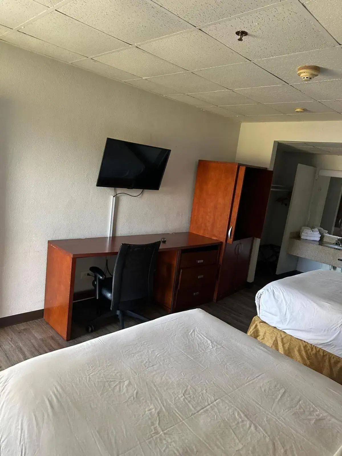 TV and multimedia, Bed in Park View Inn. TV and multimedia, Bed in Park View Inn.