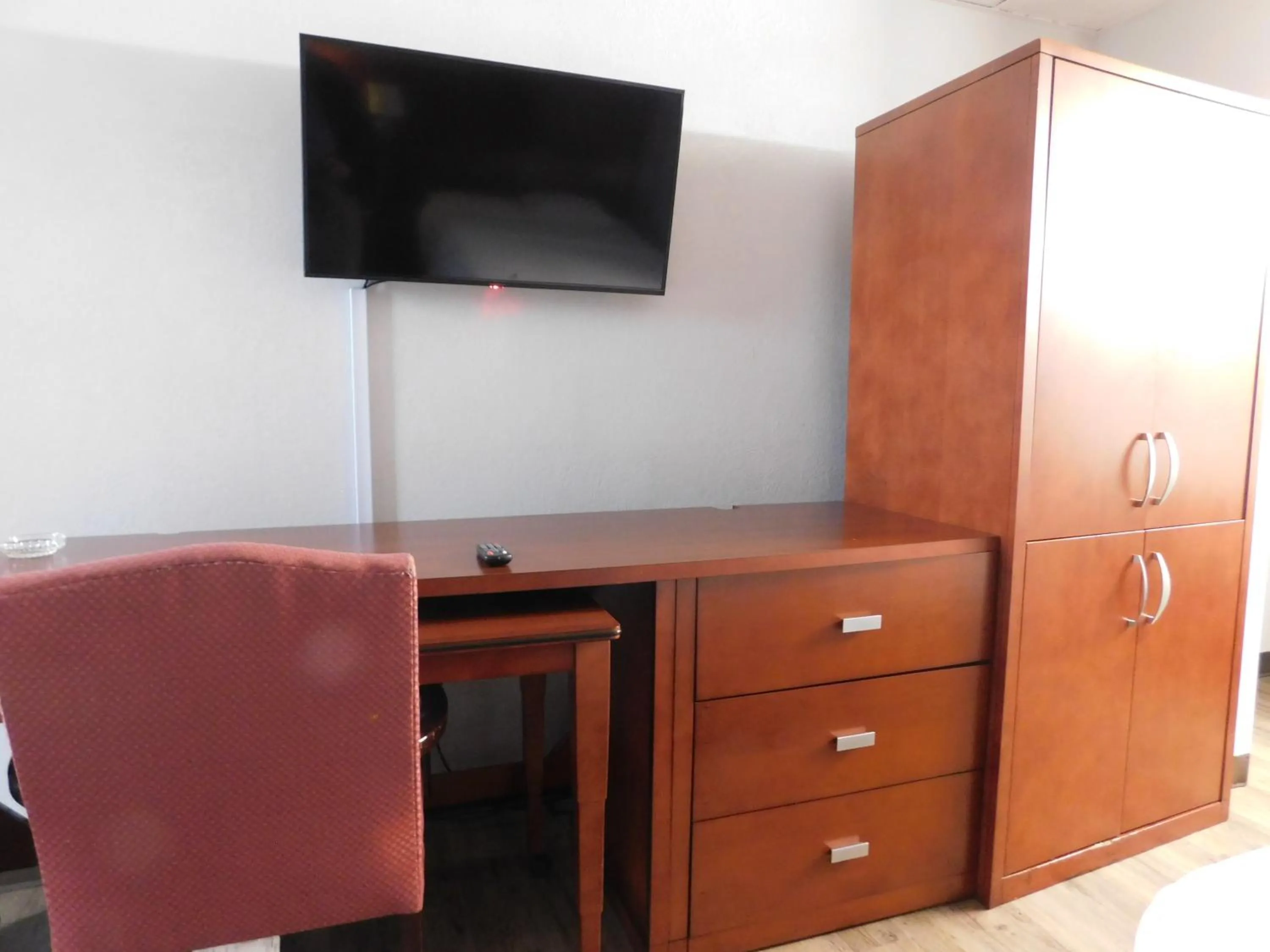 TV and multimedia in Park View Inn.