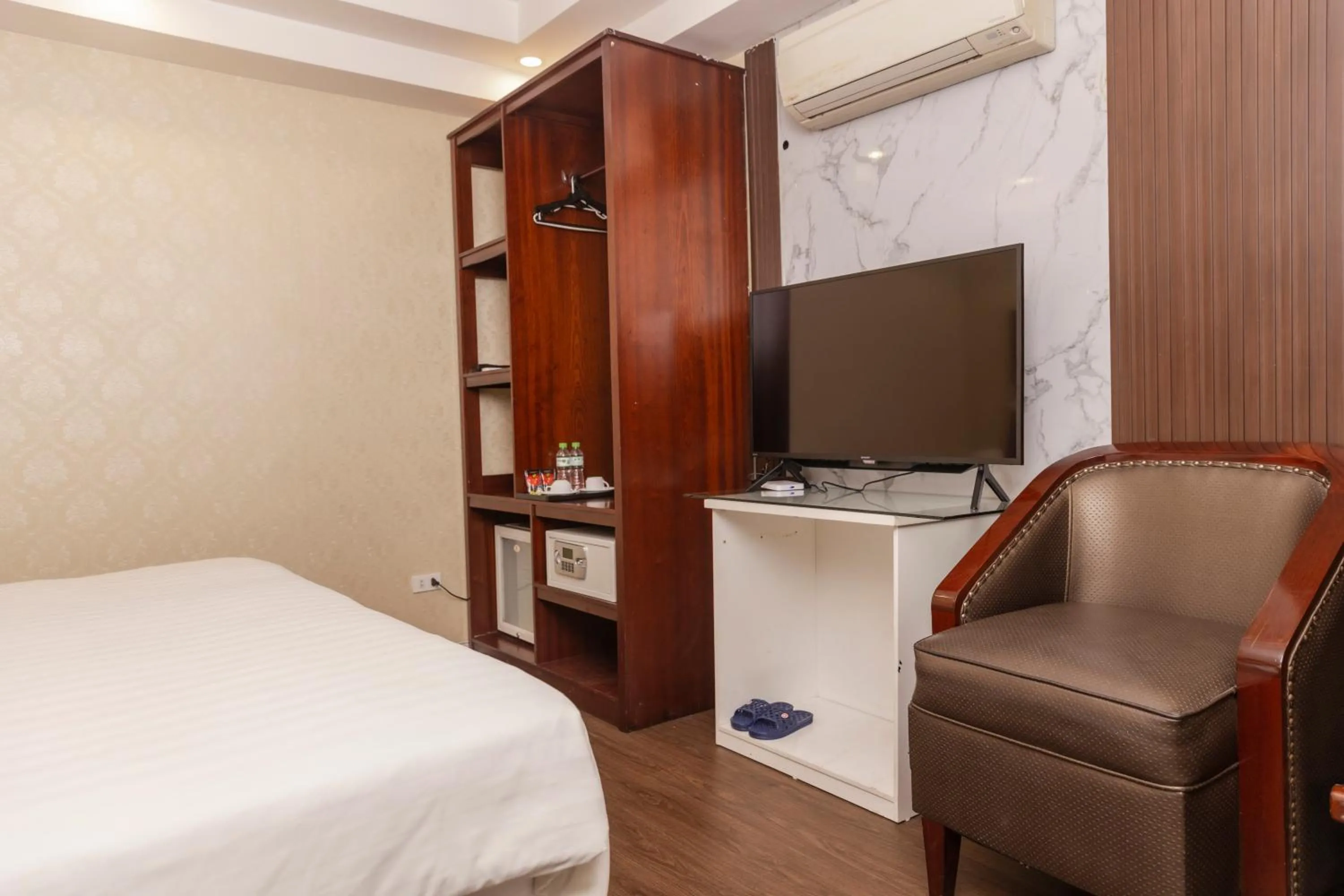 hair dresser, Bed in Hanoi City Backpackers Hostel