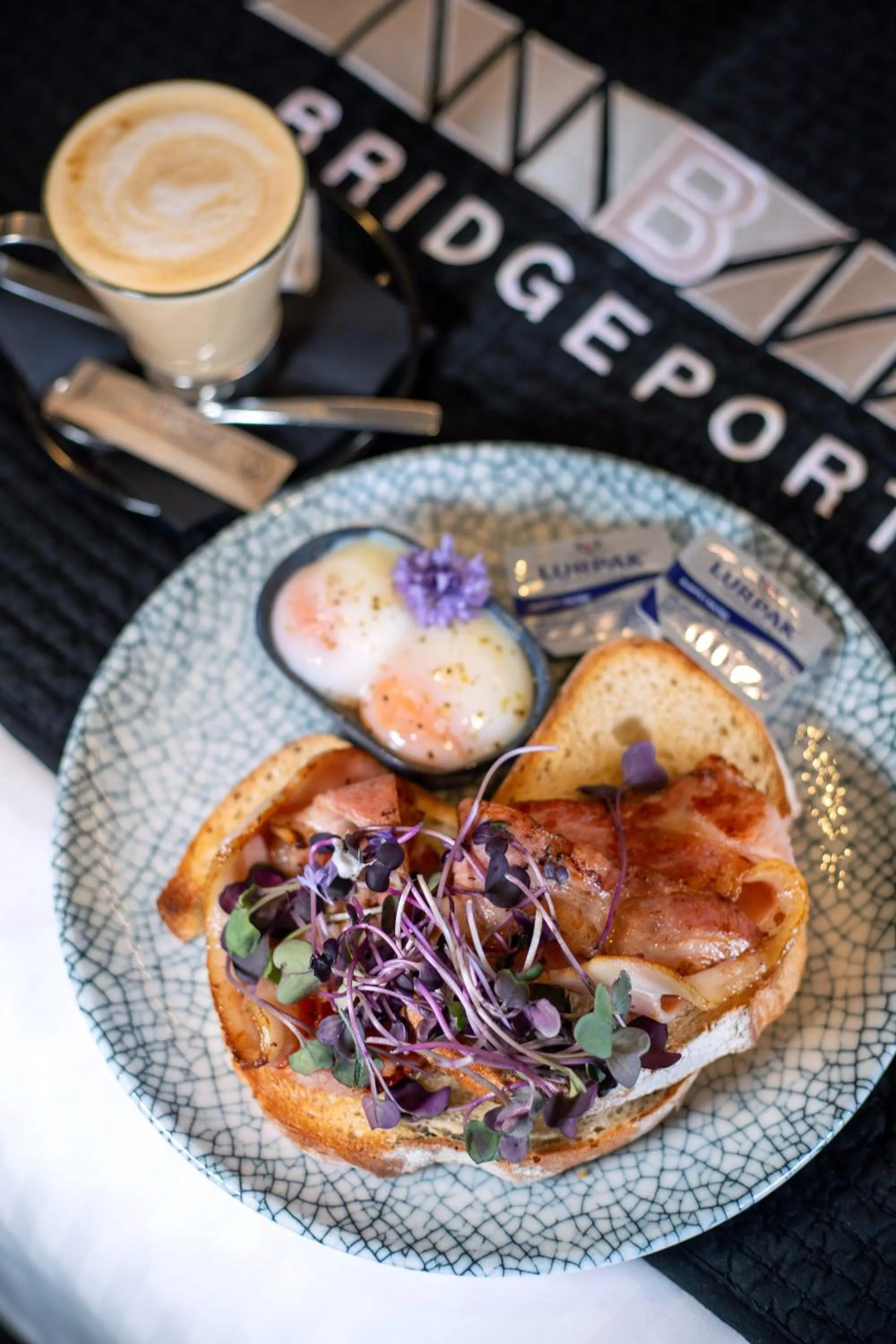 Food and drinks in Bridgeport Hotel