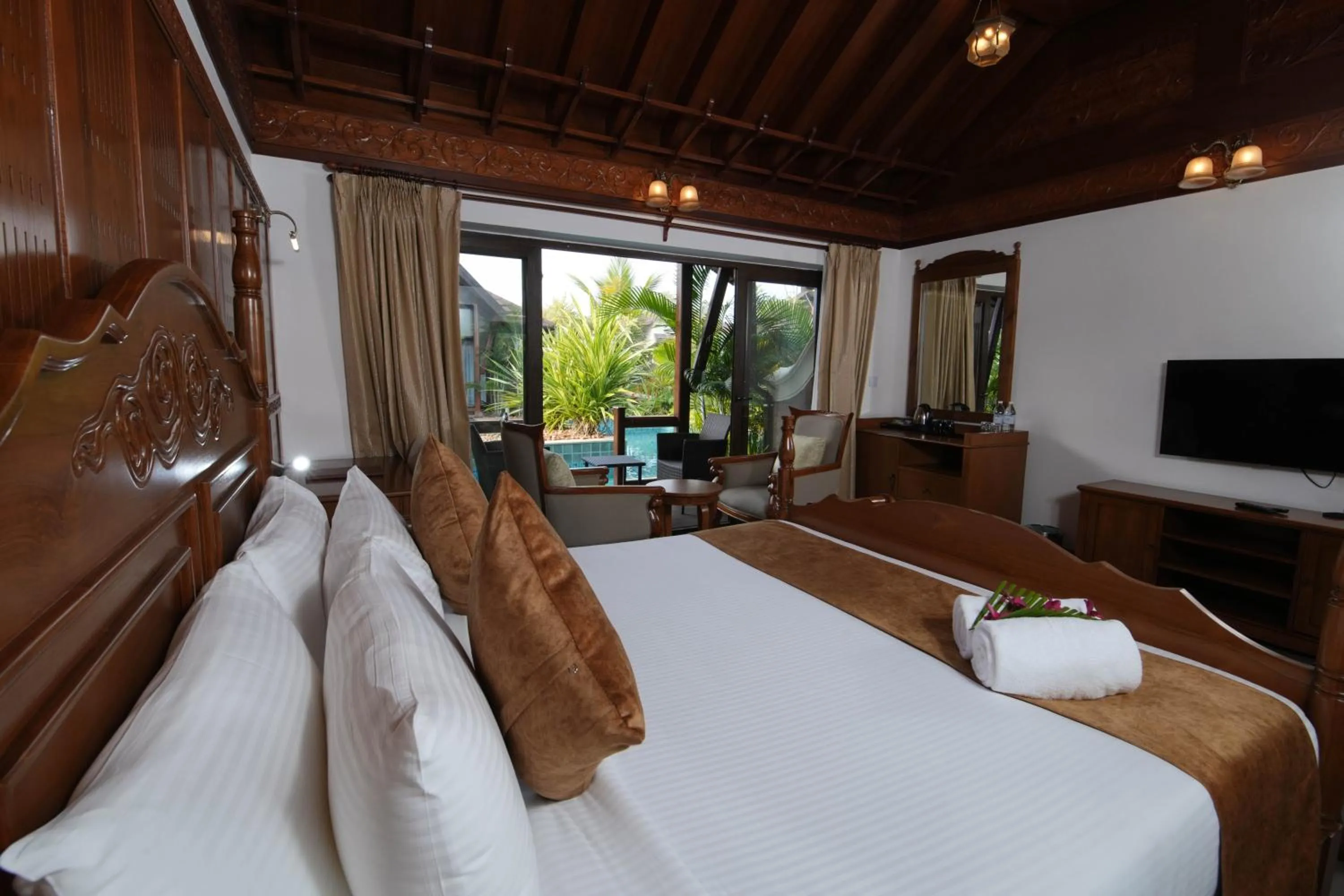 Bedroom, Bed in Gokulam Grand Resort & Spa, Kumarakom