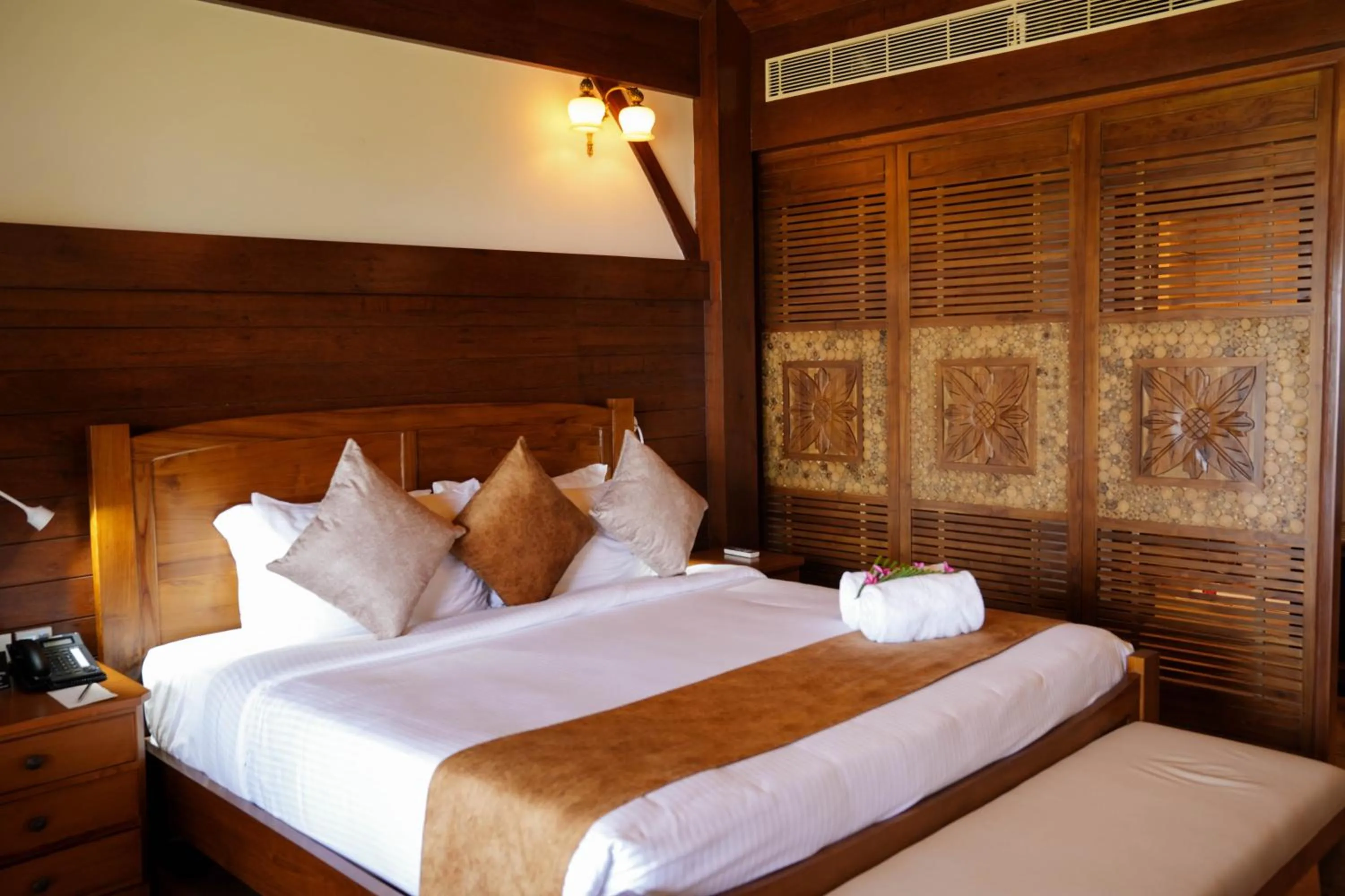 Bed in Gokulam Grand Resort & Spa, Kumarakom
