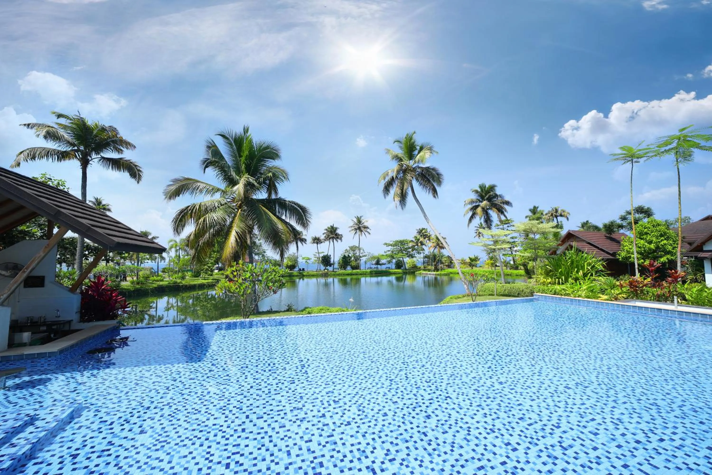 Swimming pool in Gokulam Grand Resort & Spa, Kumarakom