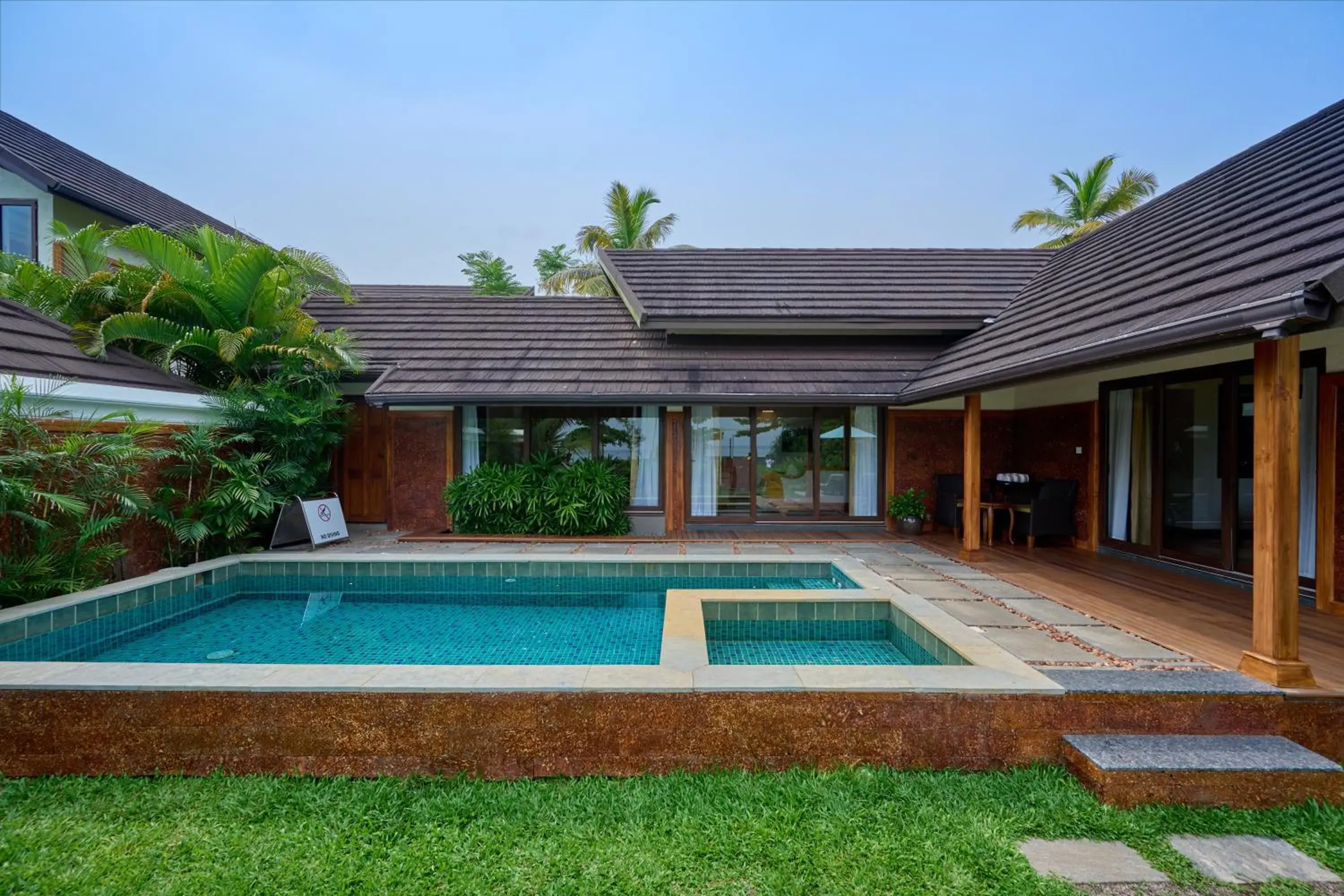 Swimming pool in Gokulam Grand Resort & Spa, Kumarakom Swimming pool in Gokulam Grand Resort & Spa, Kumarakom