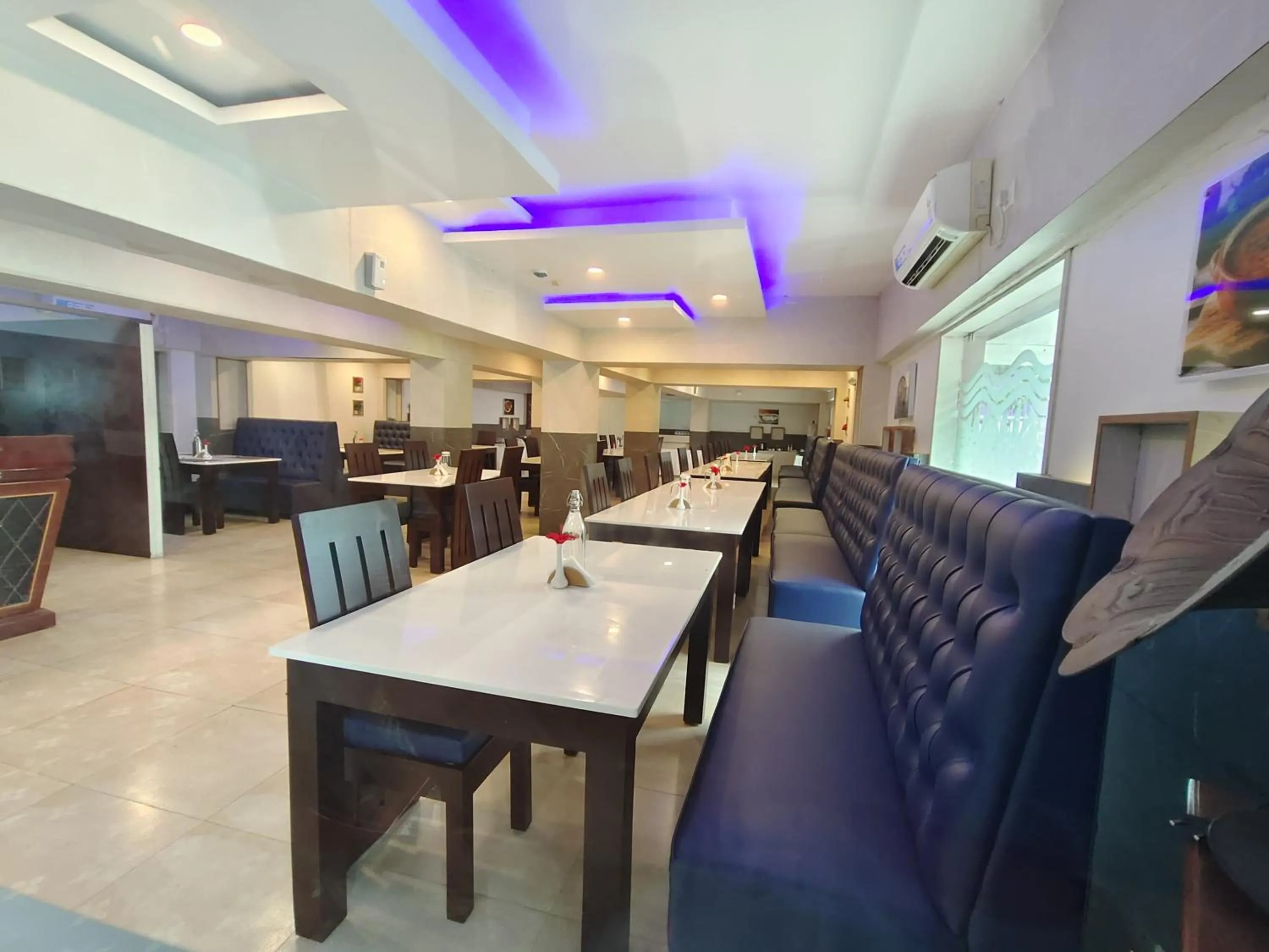 Restaurant/places to eat in RR INN Group Of Hotels