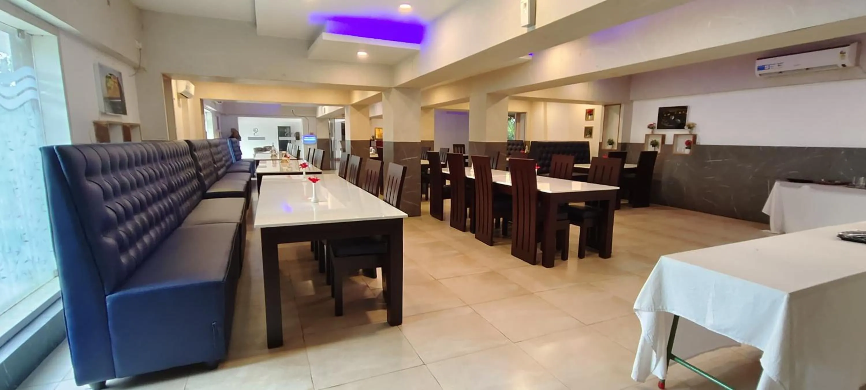 Restaurant/places to eat in RR INN Group Of Hotels