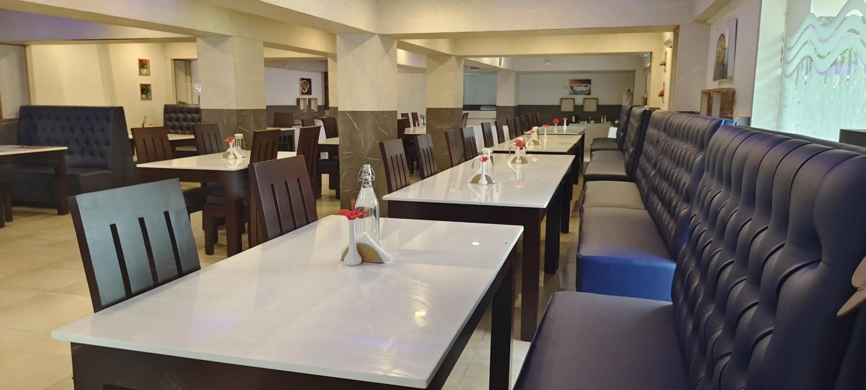 Restaurant/places to eat in RR INN Group Of Hotels