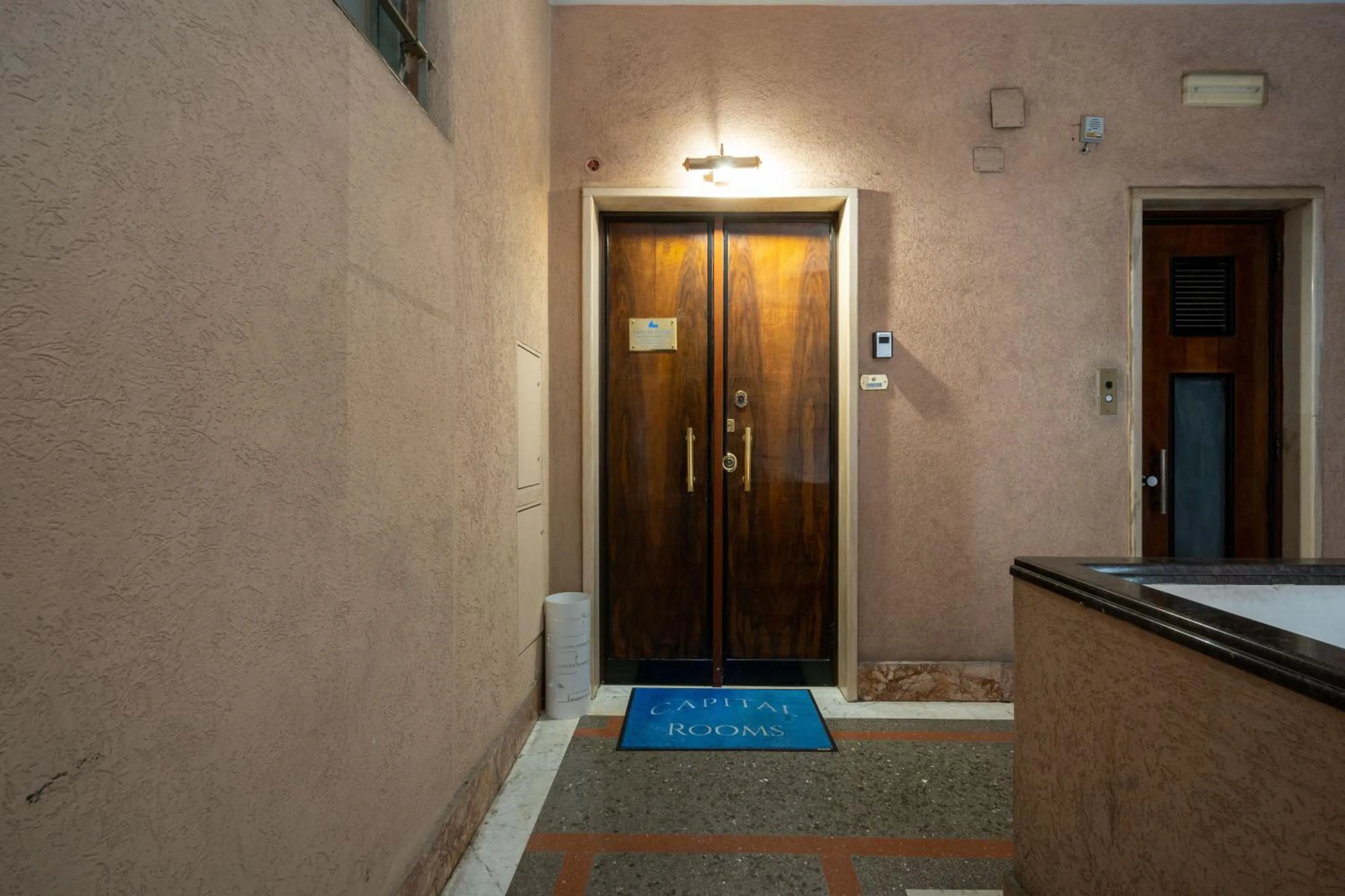 Facade/entrance in Capital Rooms