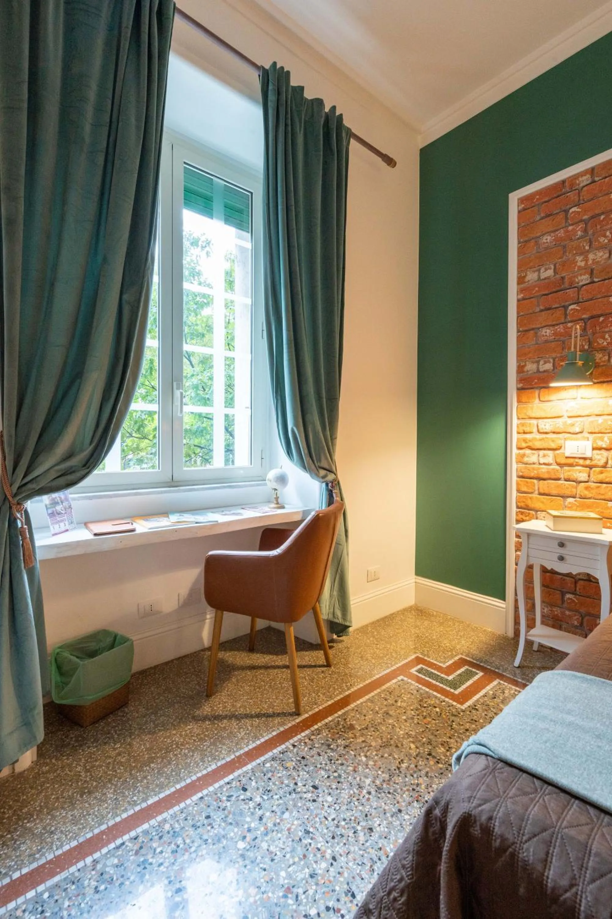 Seating area, Bed in Capital Rooms