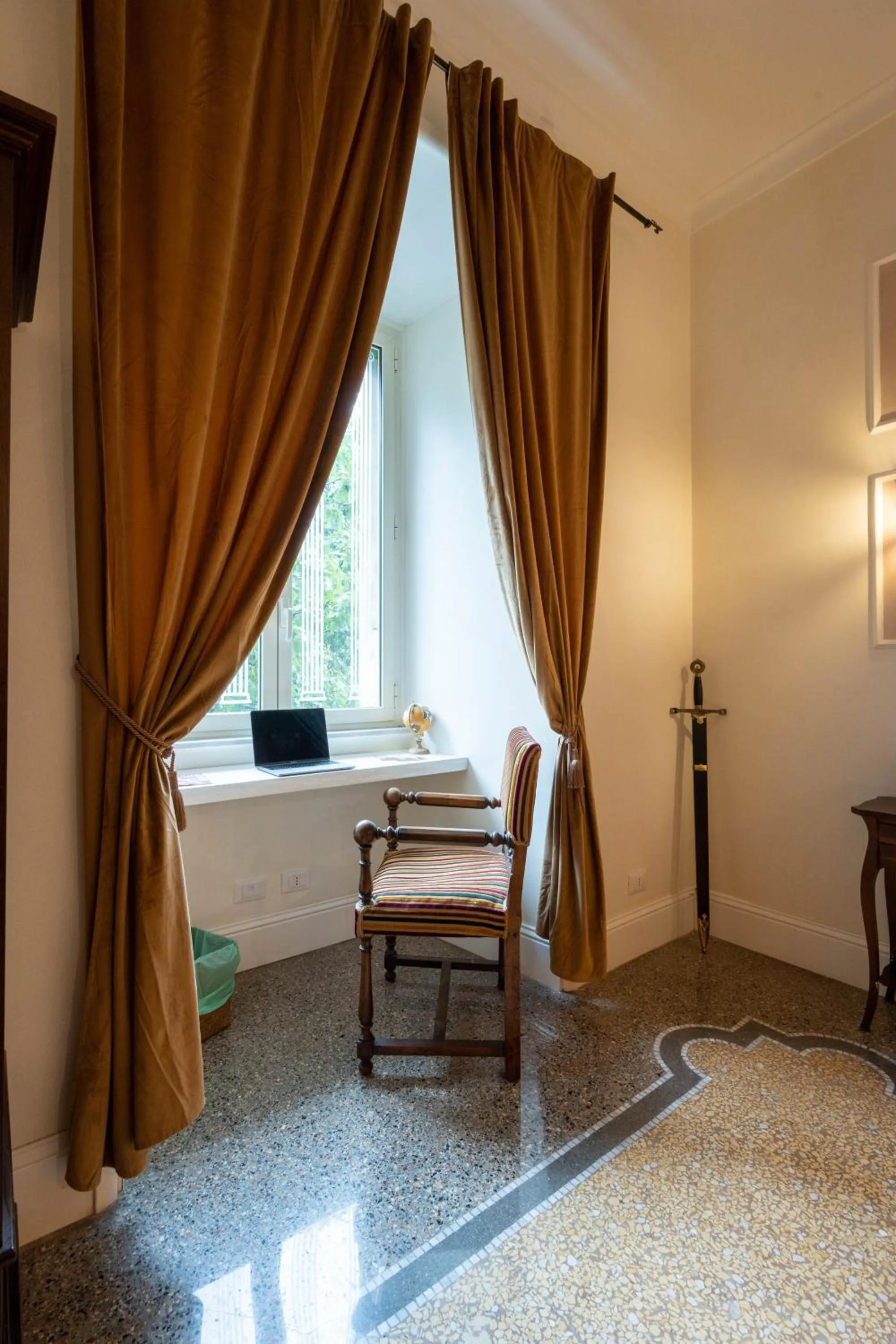 Seating area, Bed in Capital Rooms