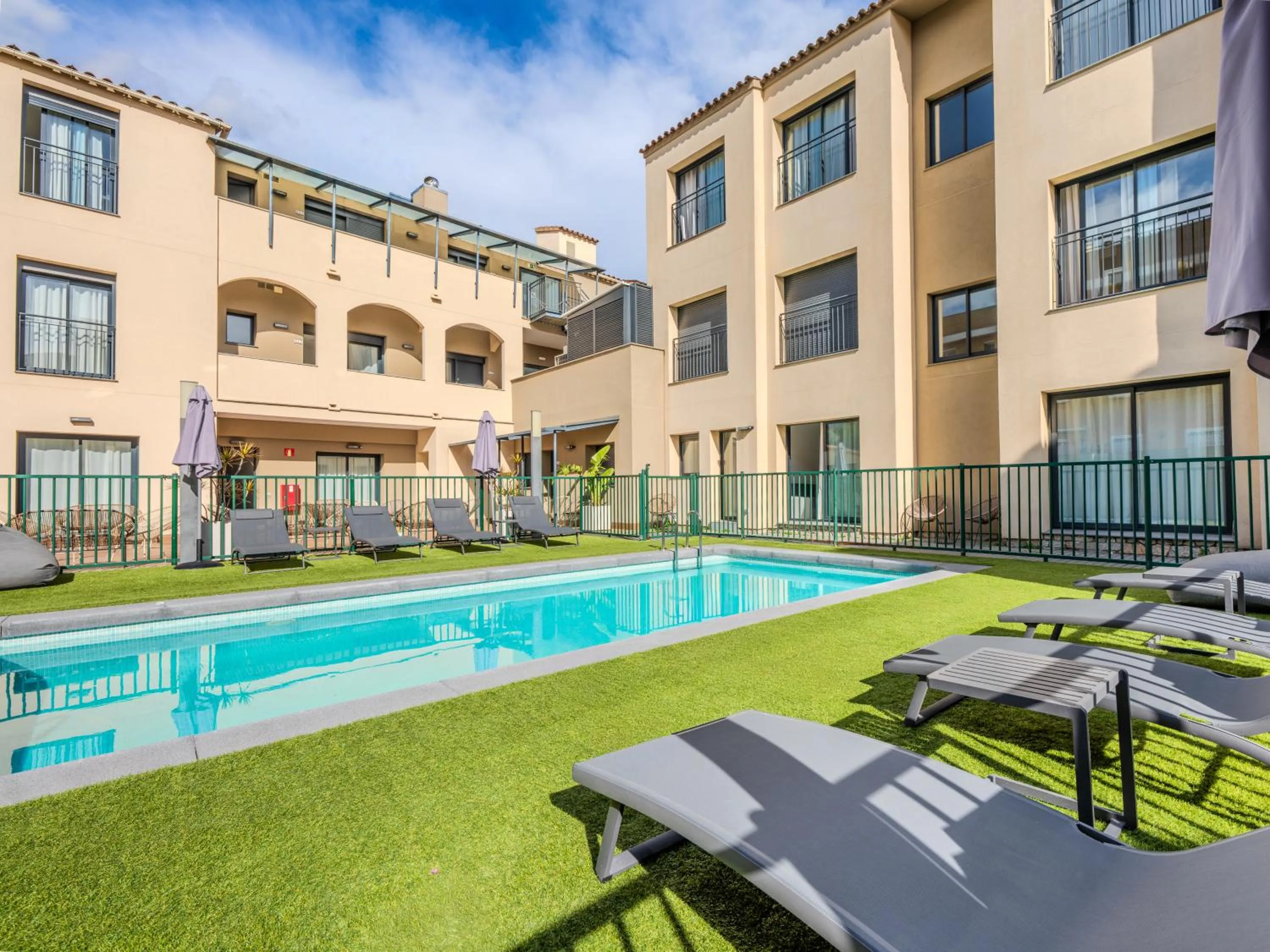 Castell Beach Aparthotel