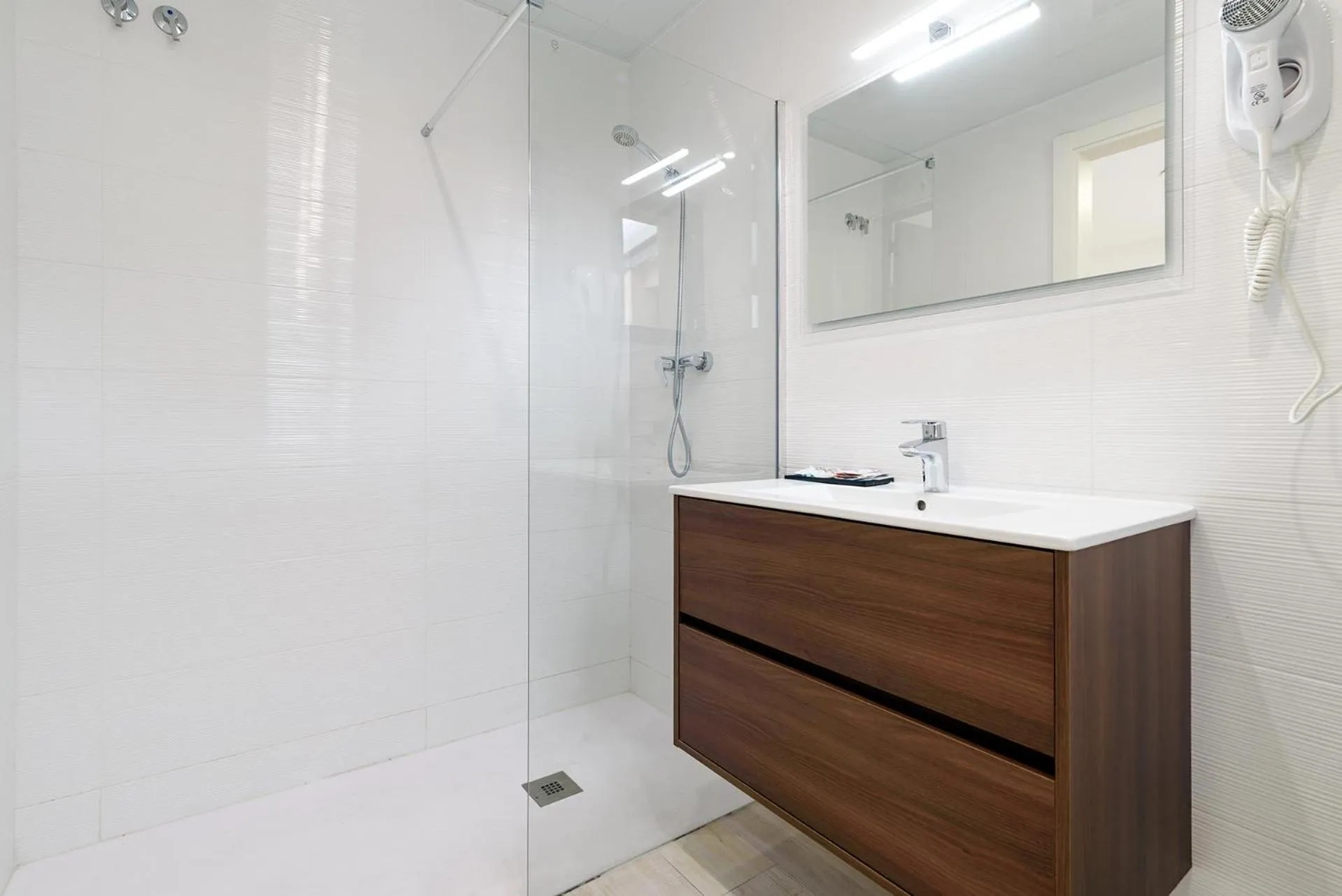 Shower in Castell Beach Aparthotel