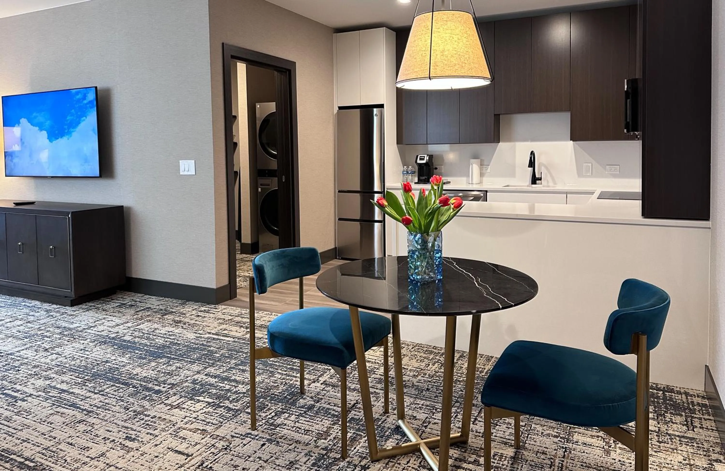 Coffee/tea facilities in SpringHill Suites by Marriott Chicago Chinatown