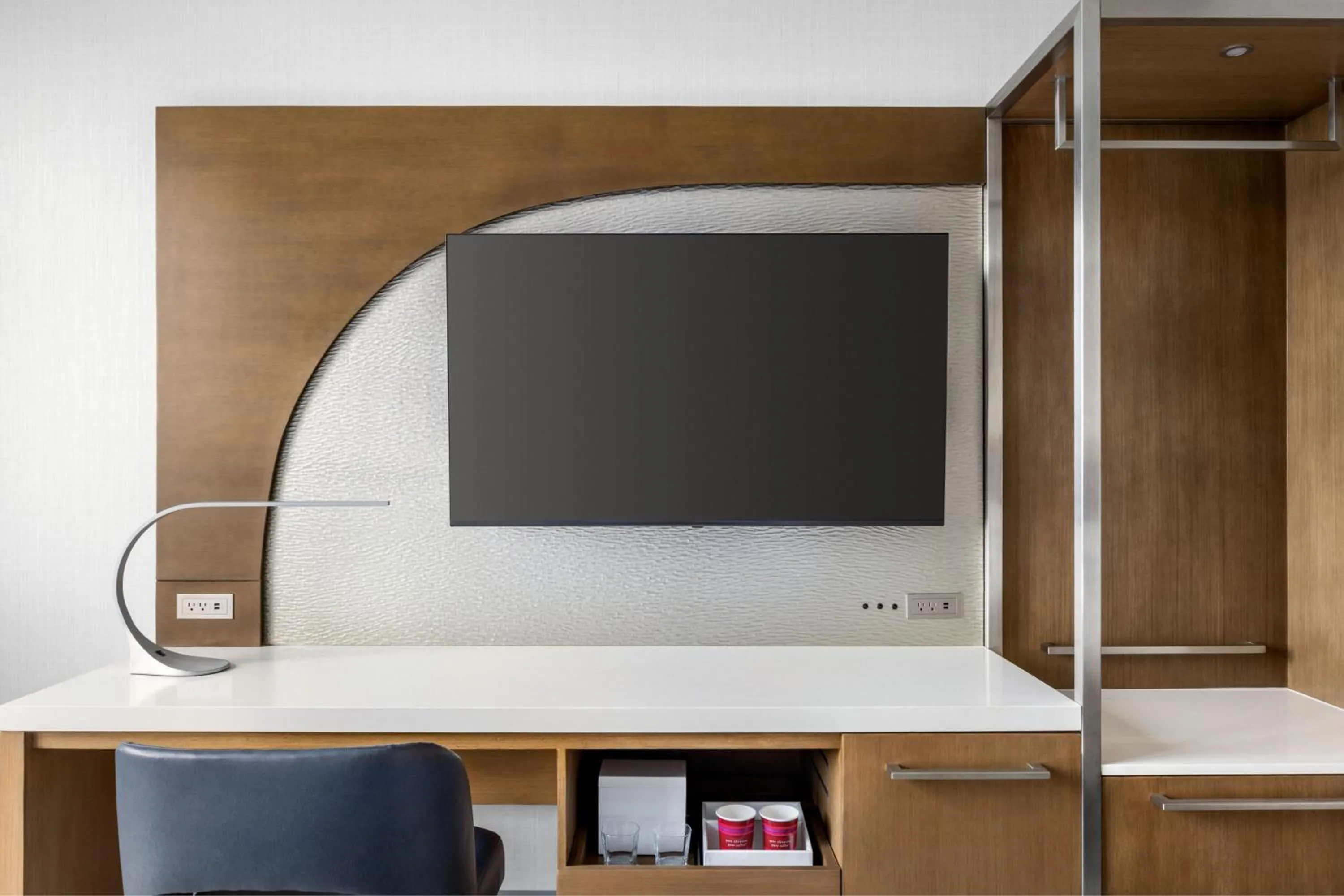 Photo of the whole room in Marriott New York JFK Airport