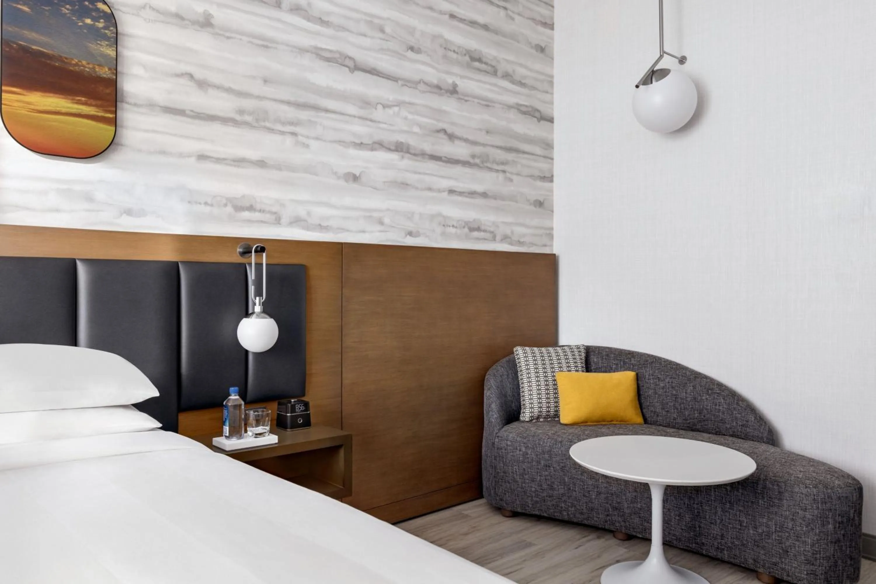 Lounge or bar, Bed in Marriott New York JFK Airport