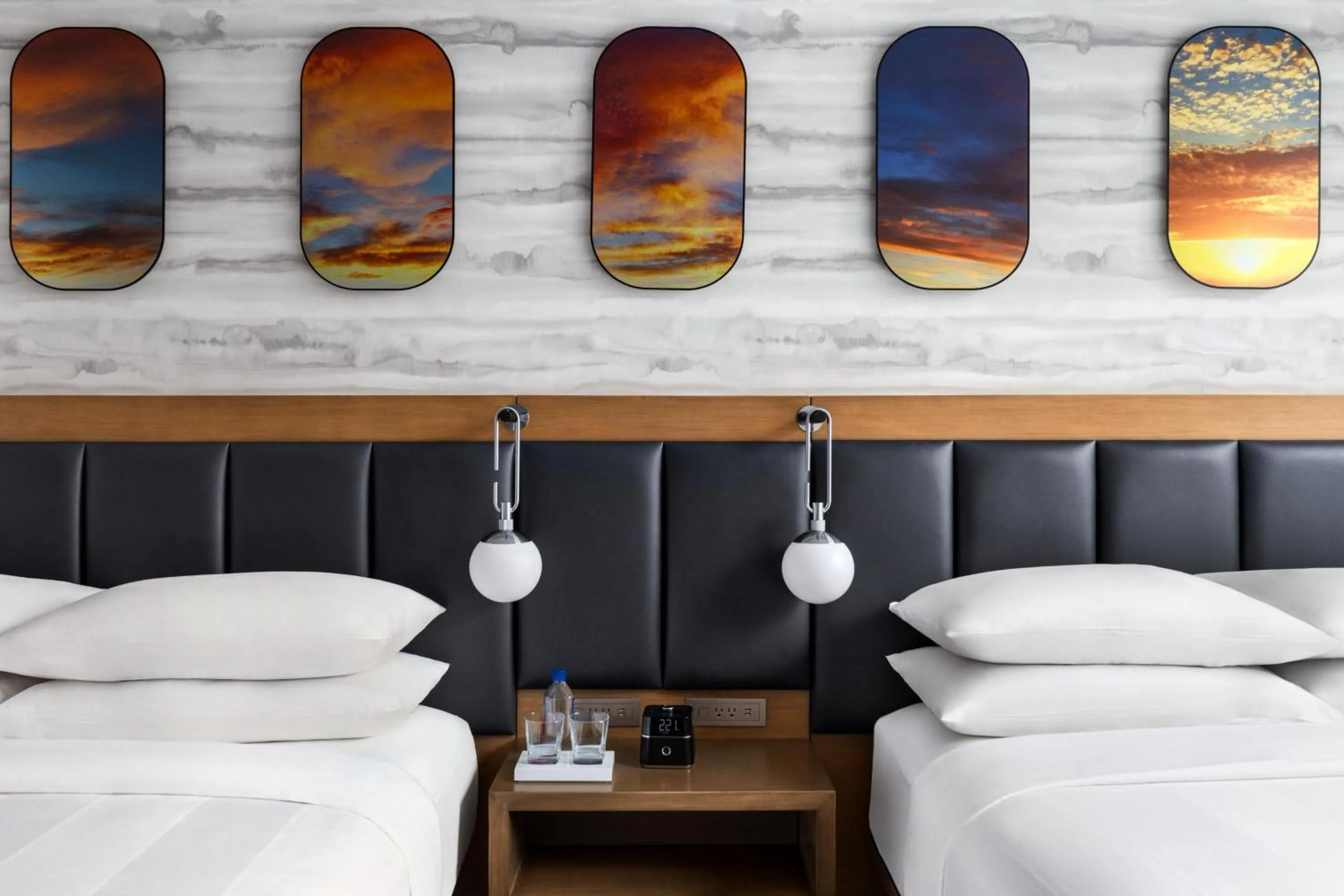 Photo of the whole room, Bed in Marriott New York JFK Airport