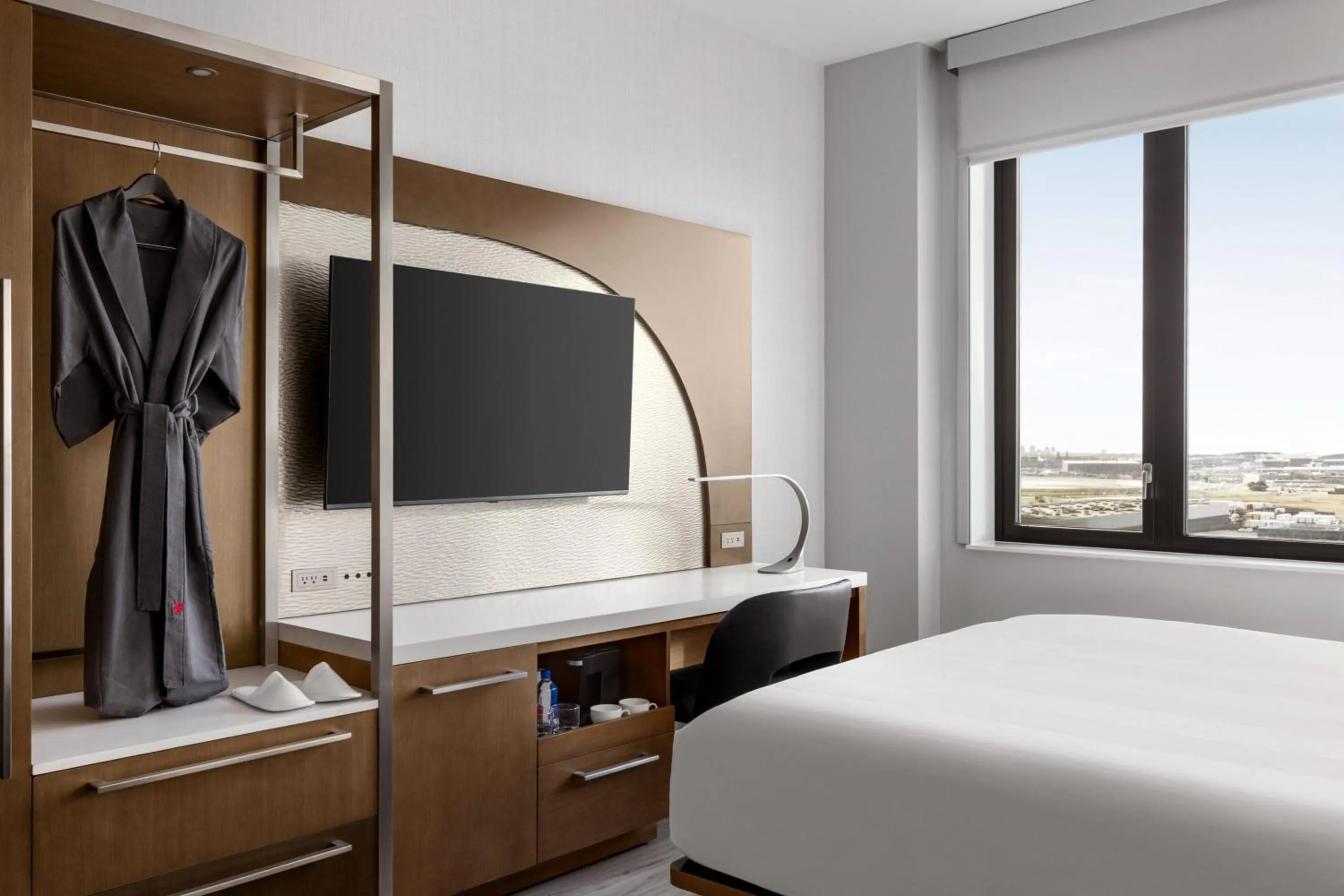 Photo of the whole room, Bed in Marriott New York JFK Airport