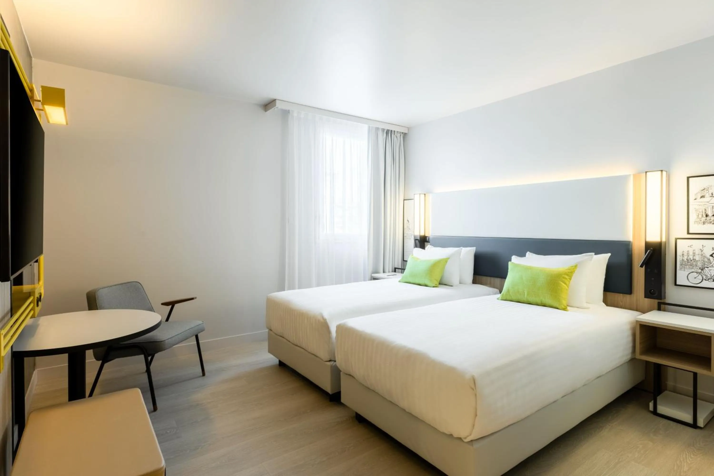Photo of the whole room, Bed in Courtyard by Marriott Paris Creteil