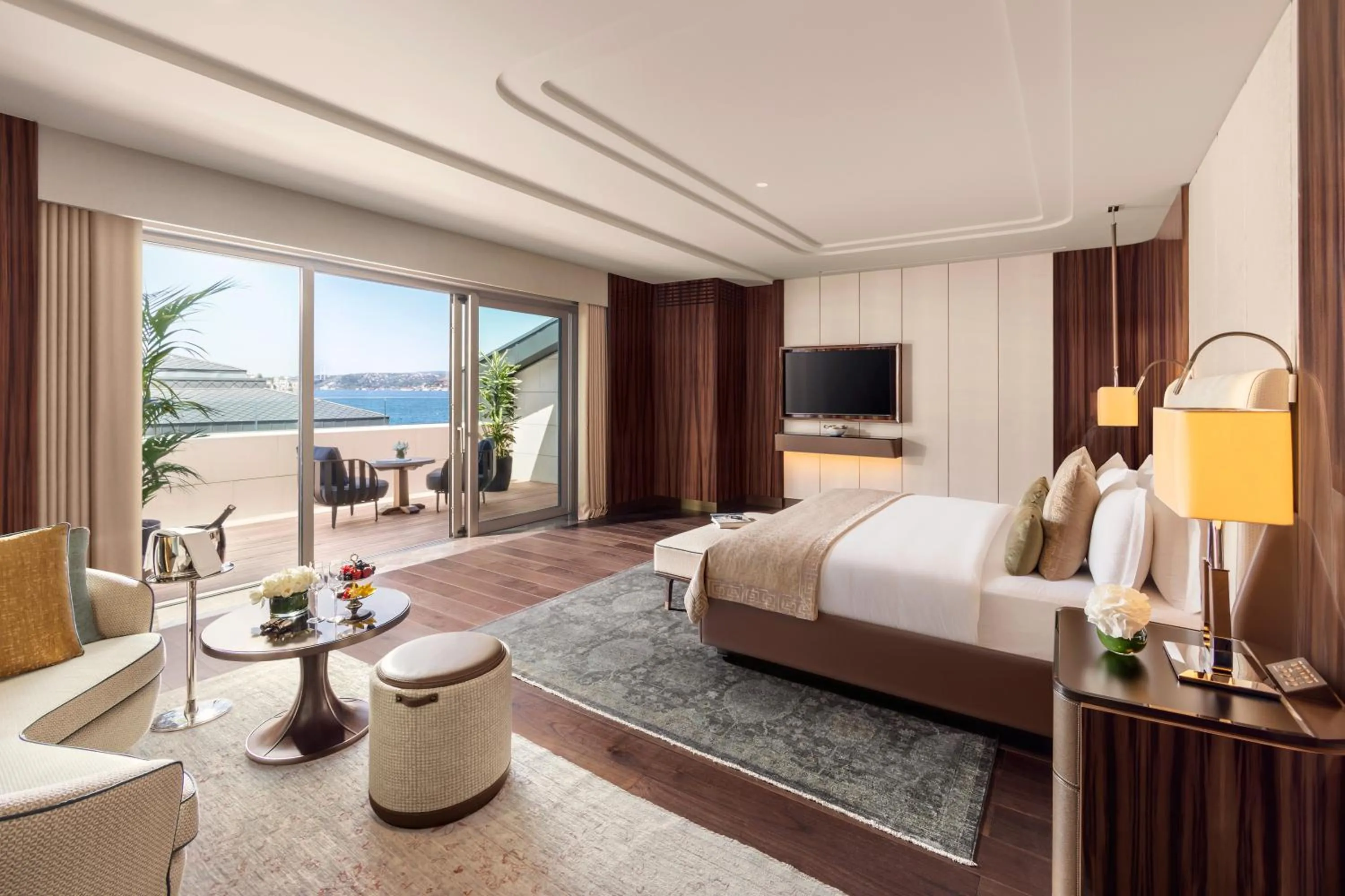 Bed in Mandarin Oriental Bosphorus, Istanbul