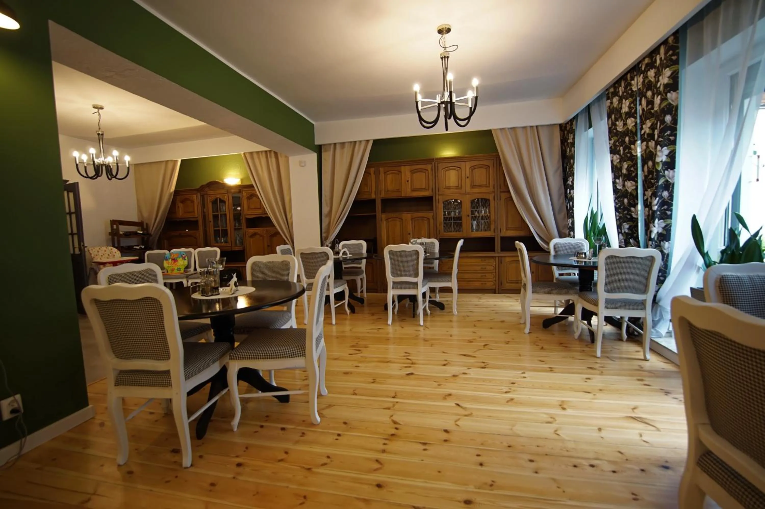 Restaurant/places to eat in Willa Weneda