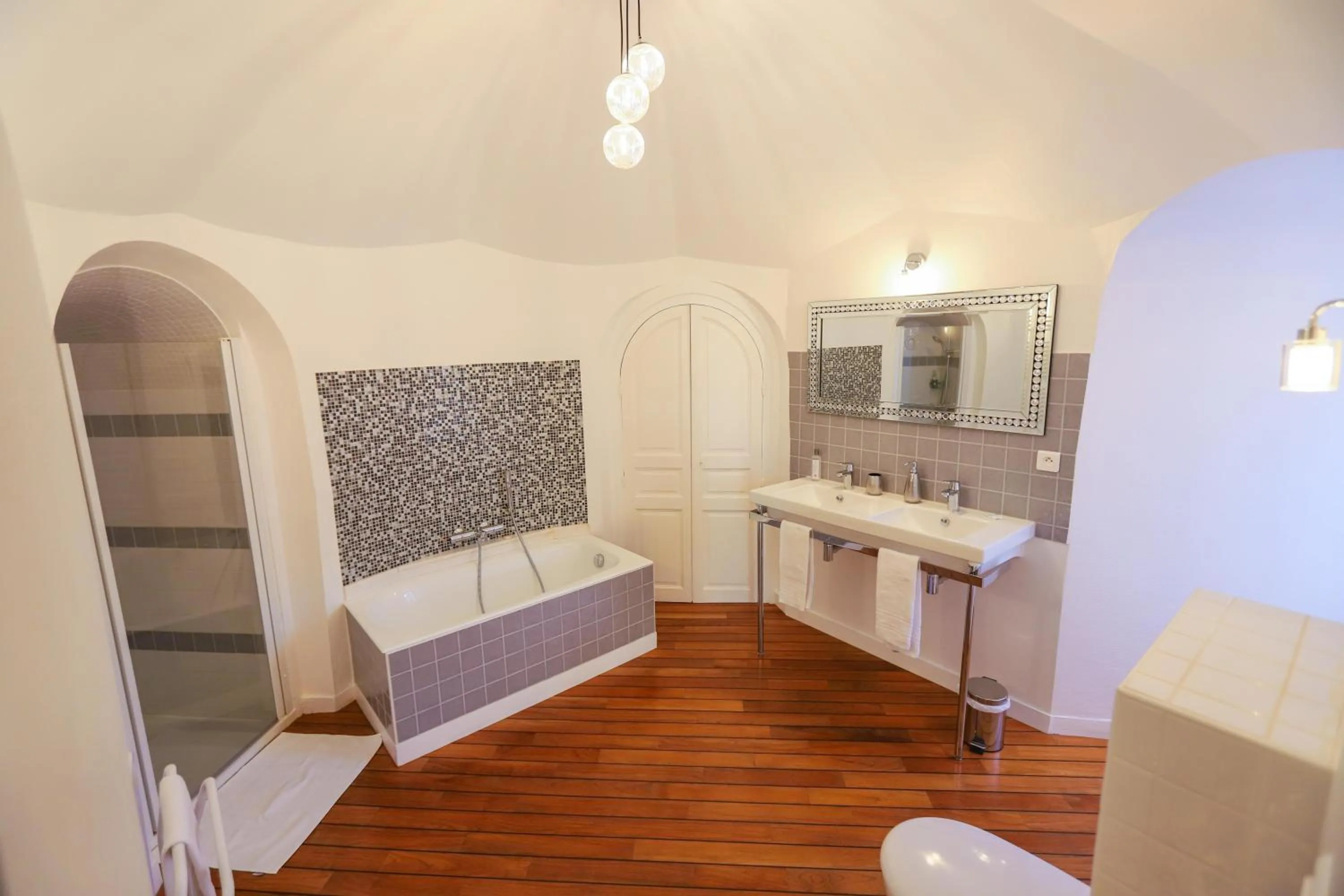 Shower in DEMEURE DES CORDELIERS avec parking privé