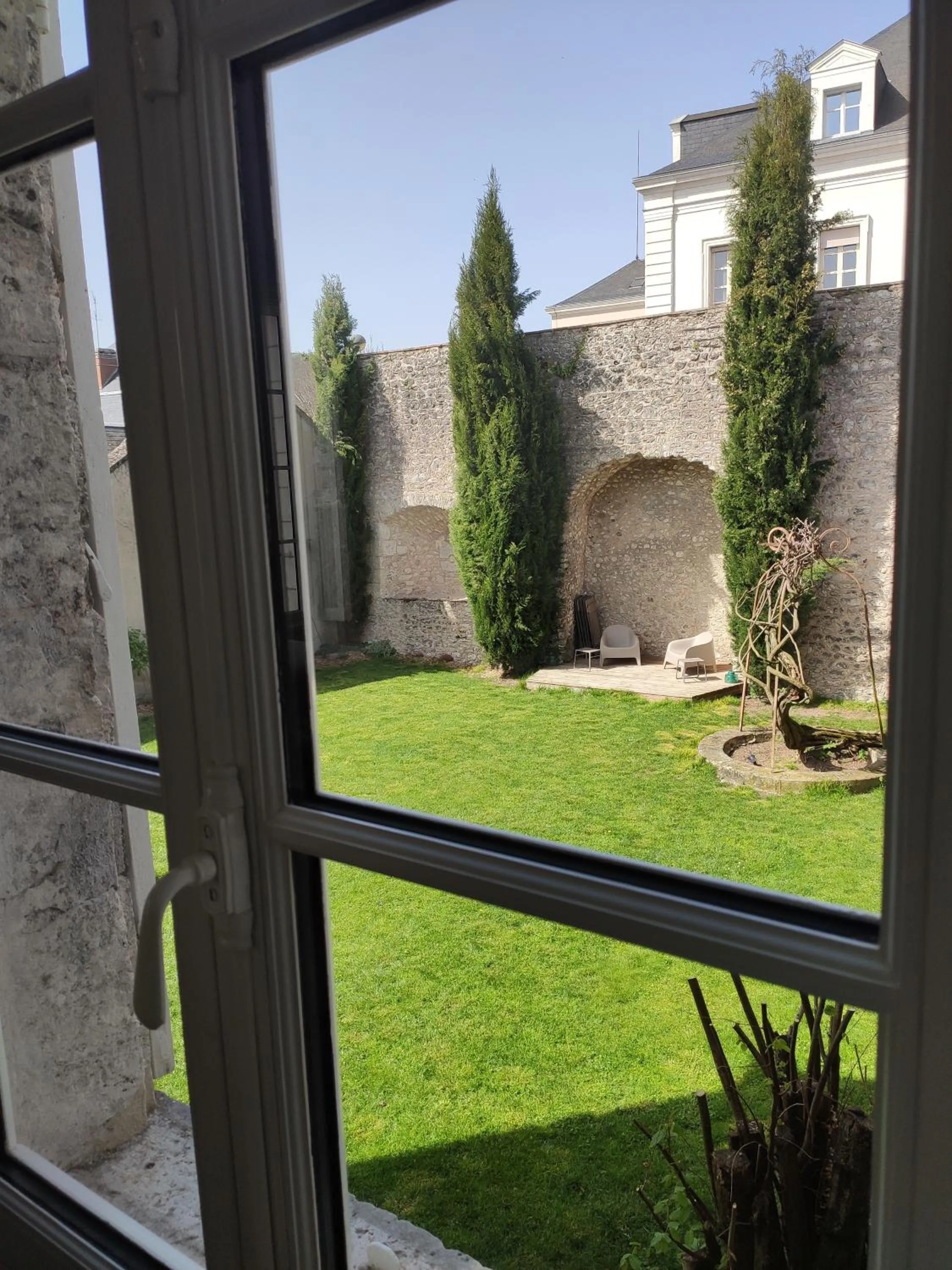 Garden view in DEMEURE DES CORDELIERS avec parking privé