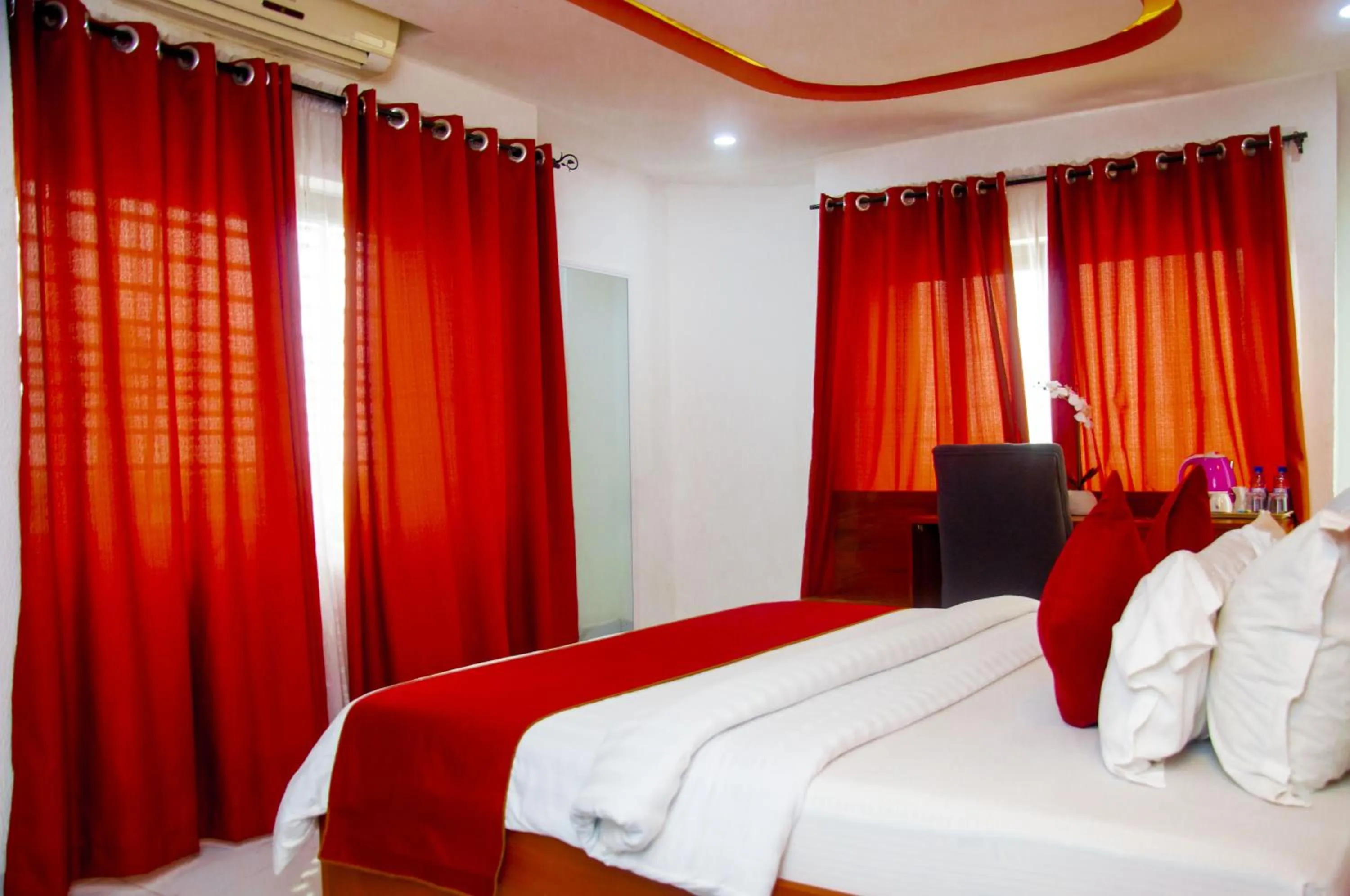 View (from property/room), Bed in Hotel La Casa Cielo