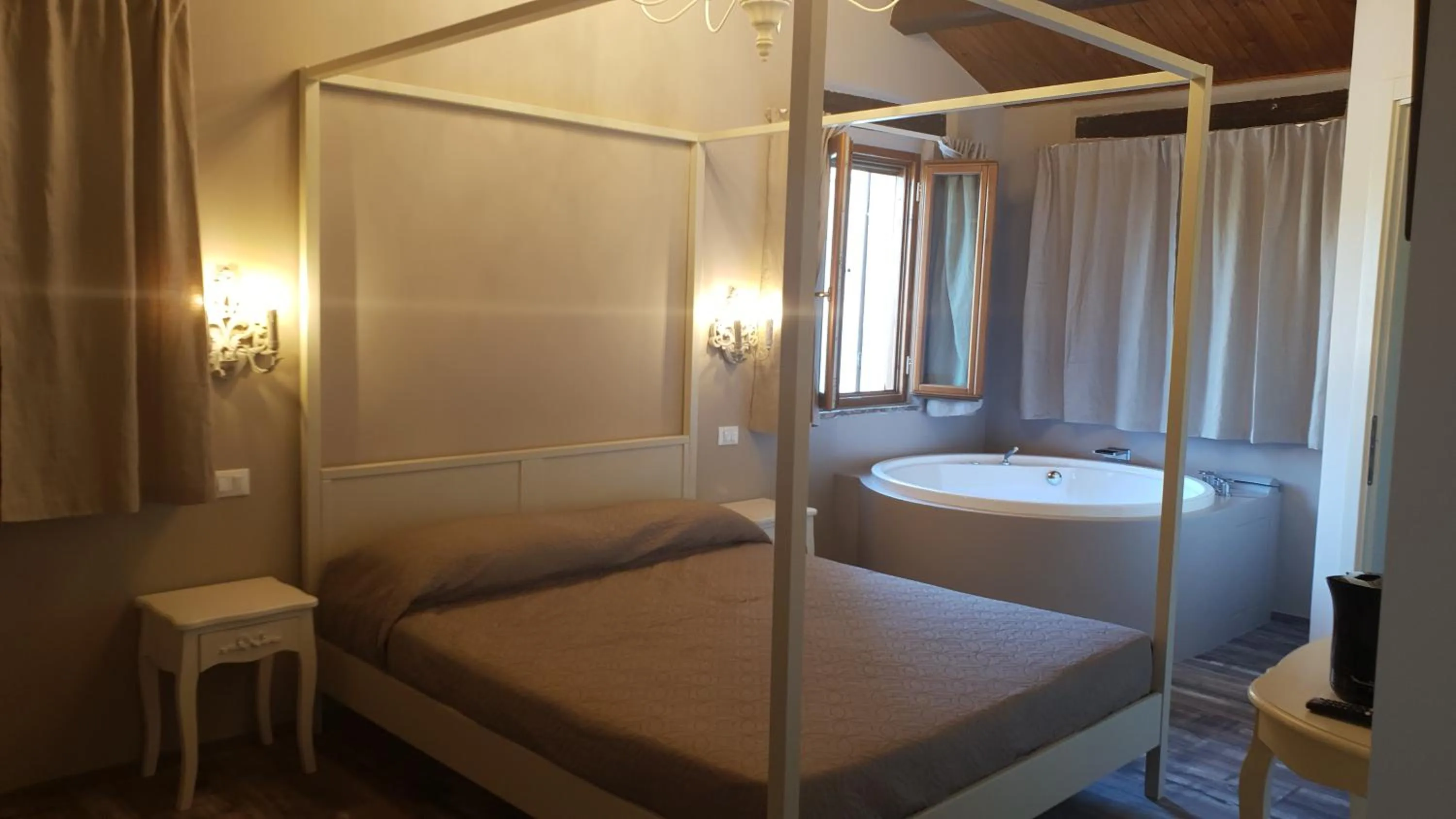 Hot Tub, Bed in Villa Ca' Viola Rimini