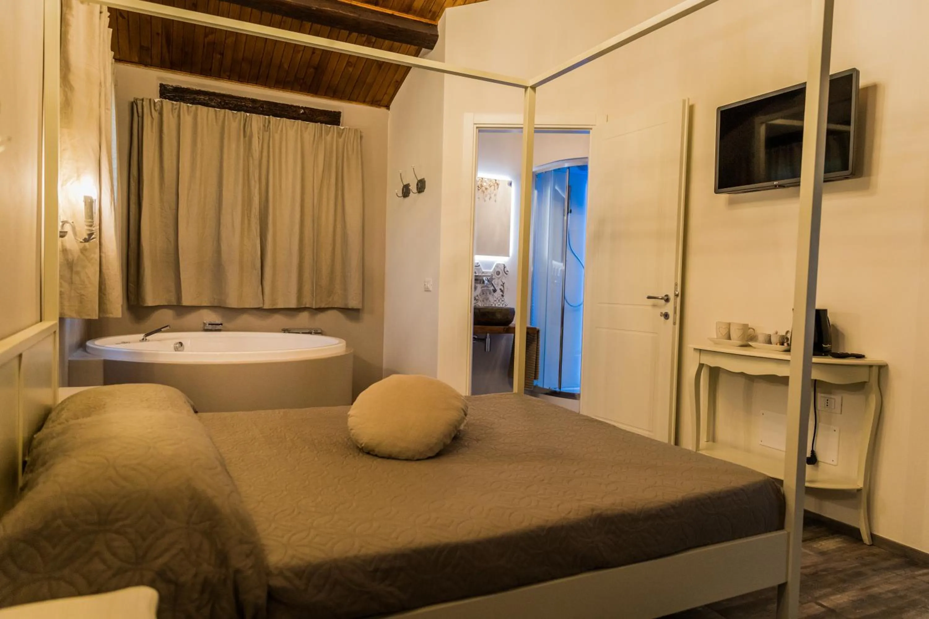 View (from property/room), Bed in Villa Ca' Viola Rimini