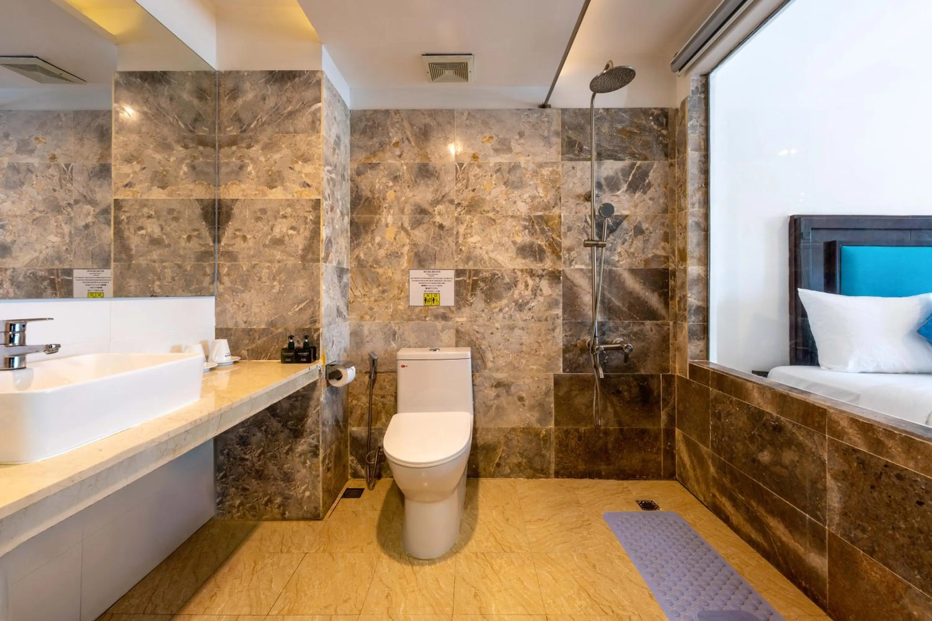 Shower in River Beach Resort & Residences