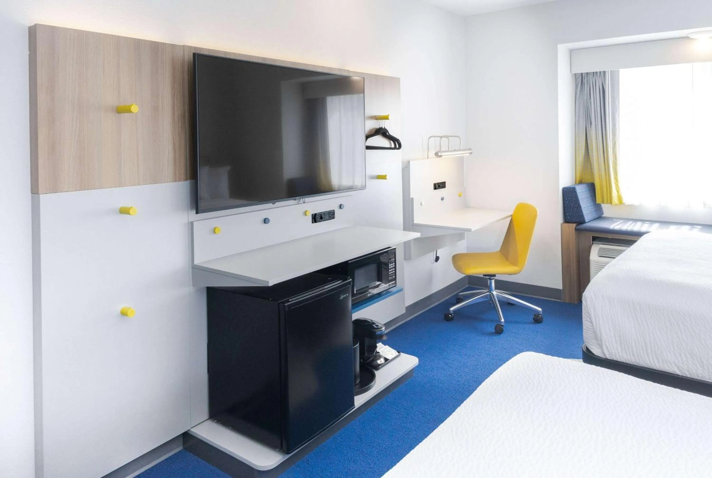 Photo of the whole room, Bed in Microtel Inn & Suites Springville