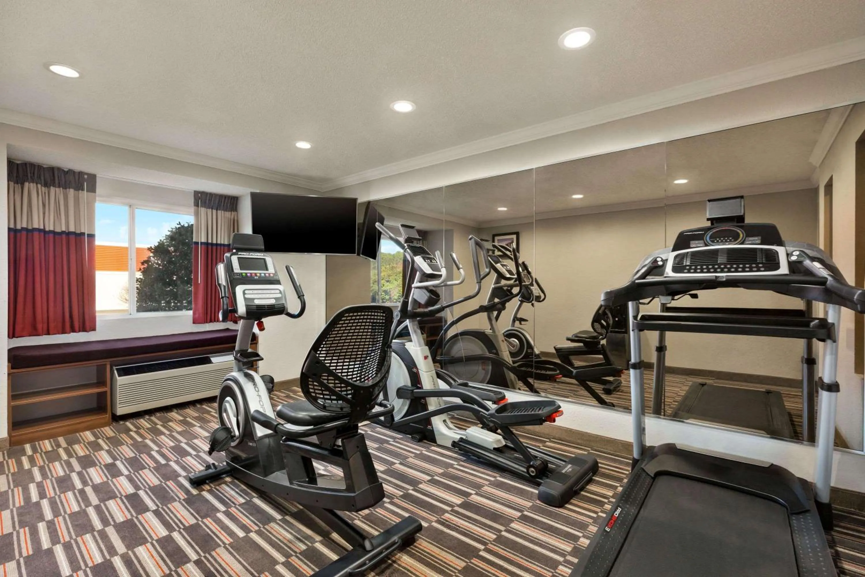 Fitness centre/facilities in Microtel Inn & Suites by Wyndham