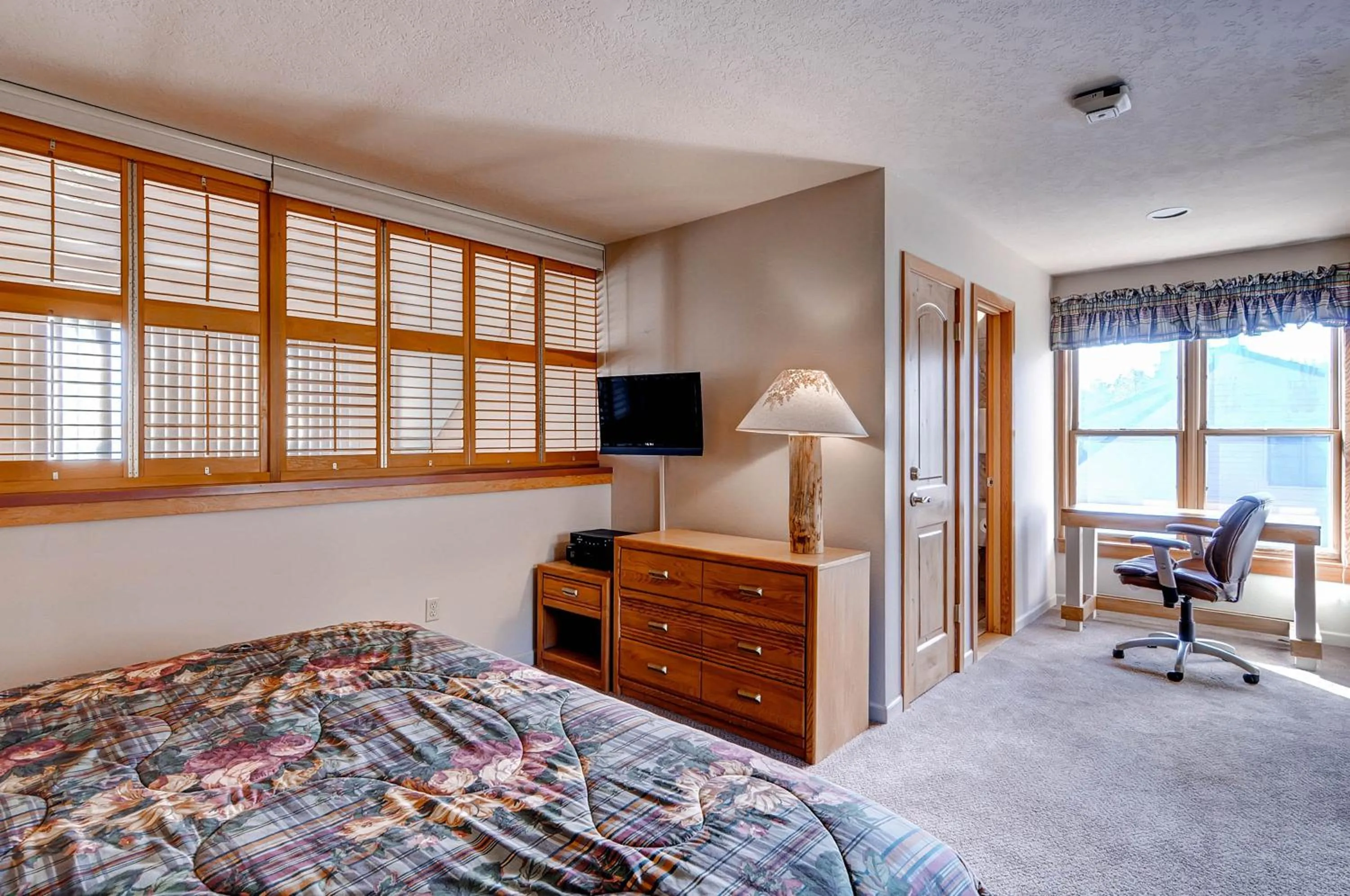 Photo of the whole room, Bed in Aspen Ridge Condominiums by Keystone Resort