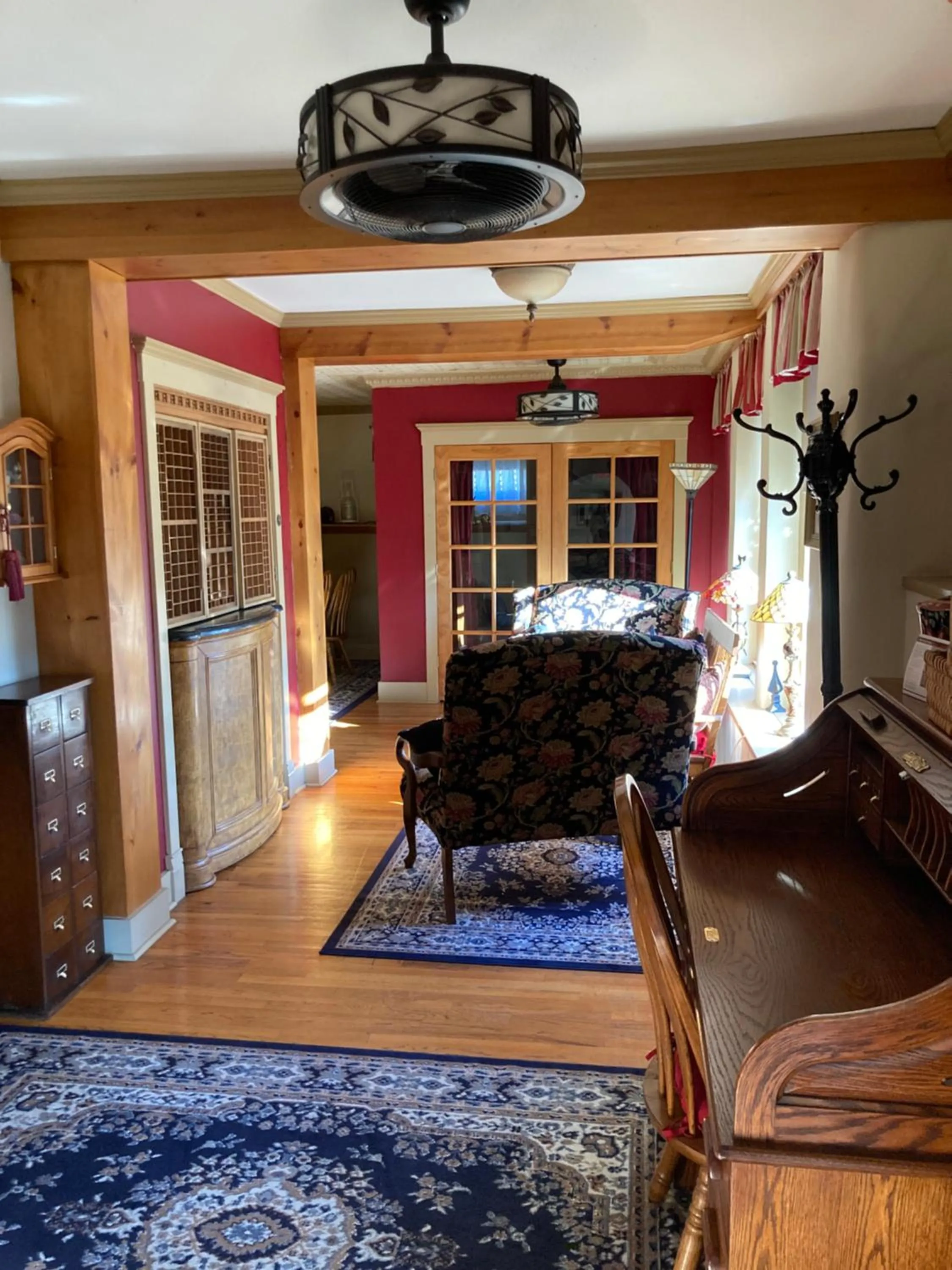 Living room in All Seasons Inn