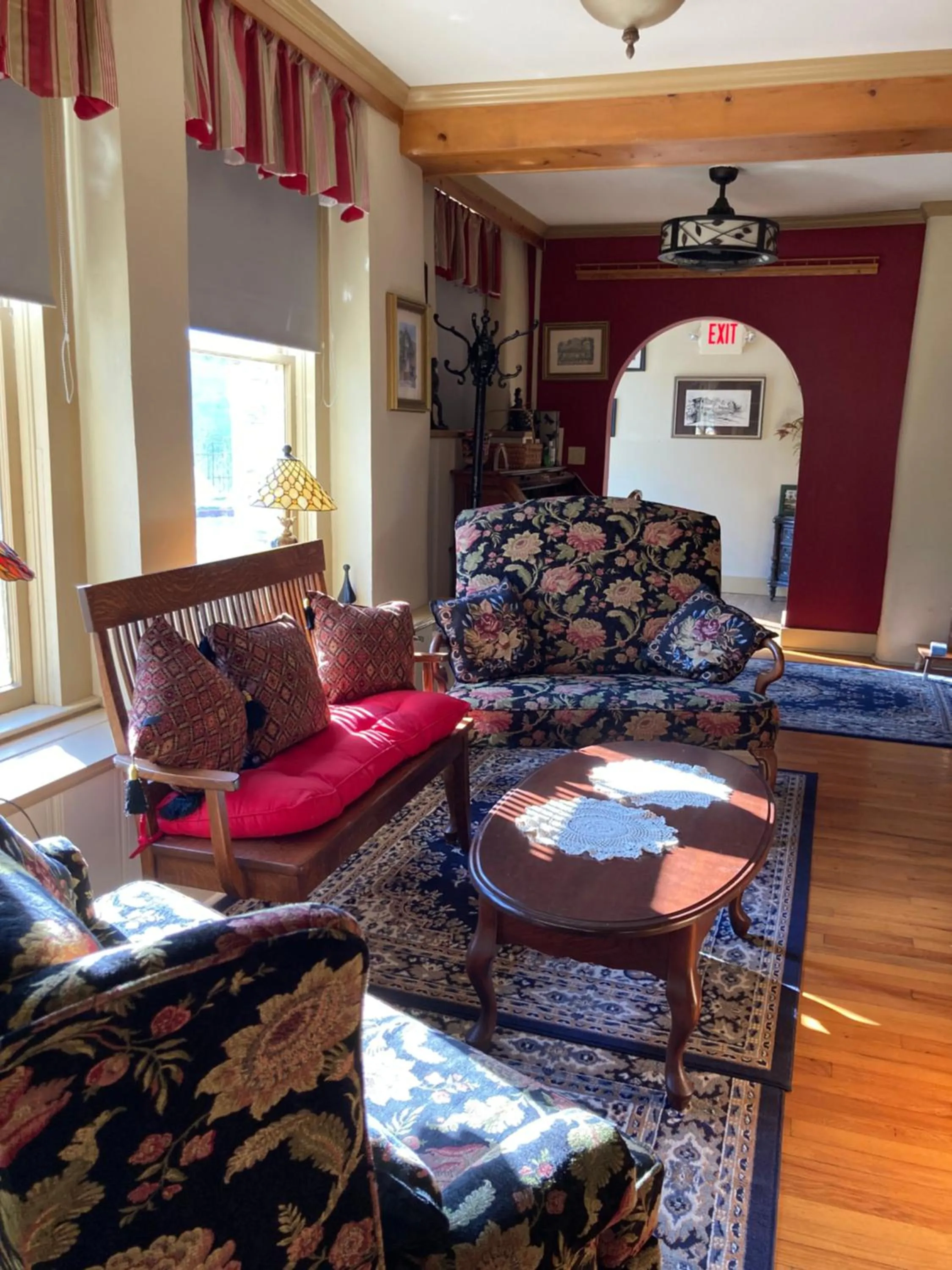 Living room in All Seasons Inn