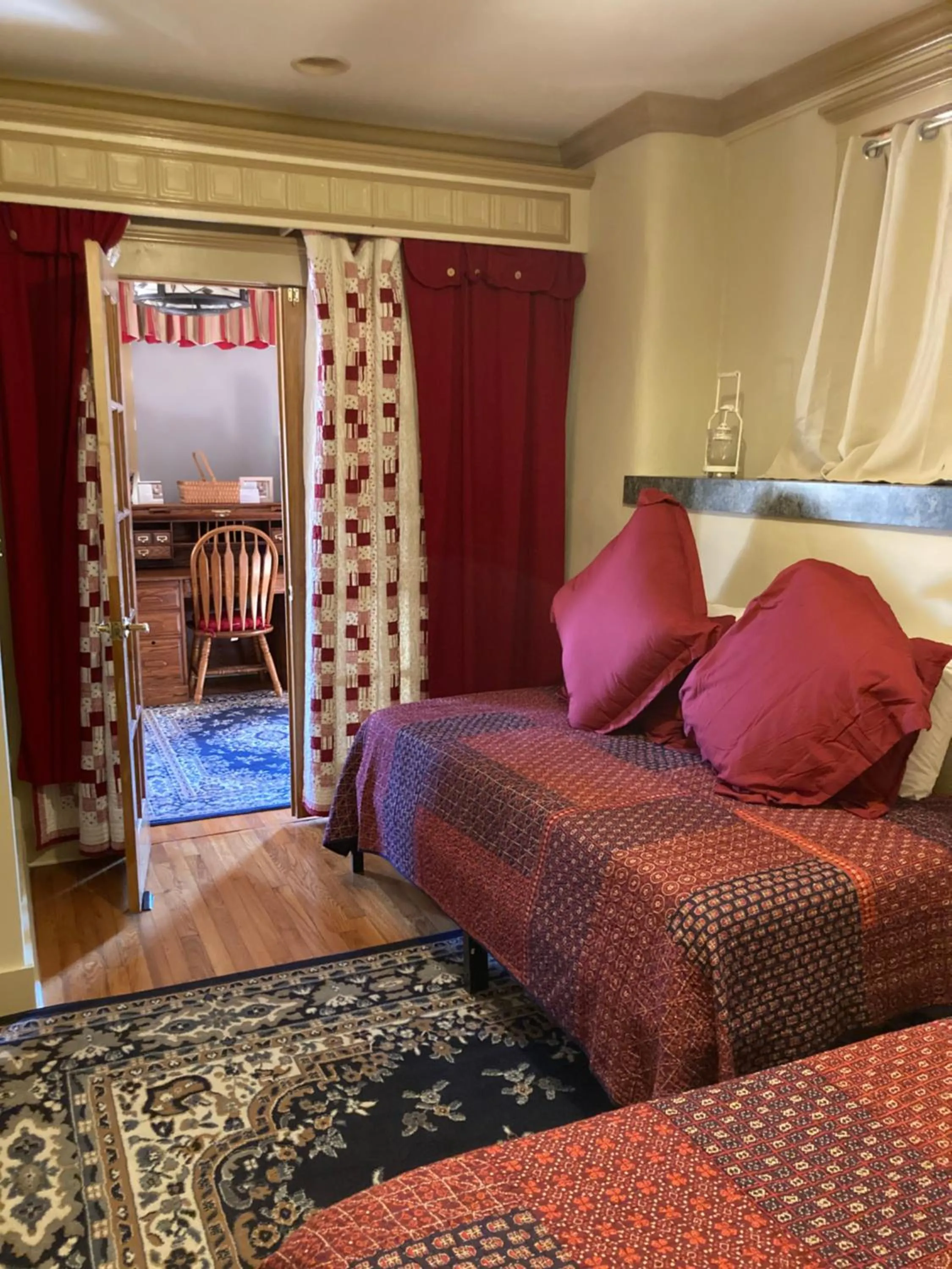 Bedroom, Bed in All Seasons Inn